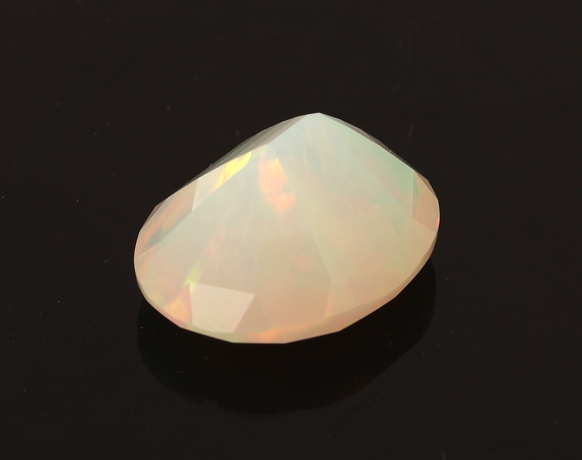 Detail a: Loser Opal, ca. 13.85 ct, ovalfacett., schönesFarbspiel
