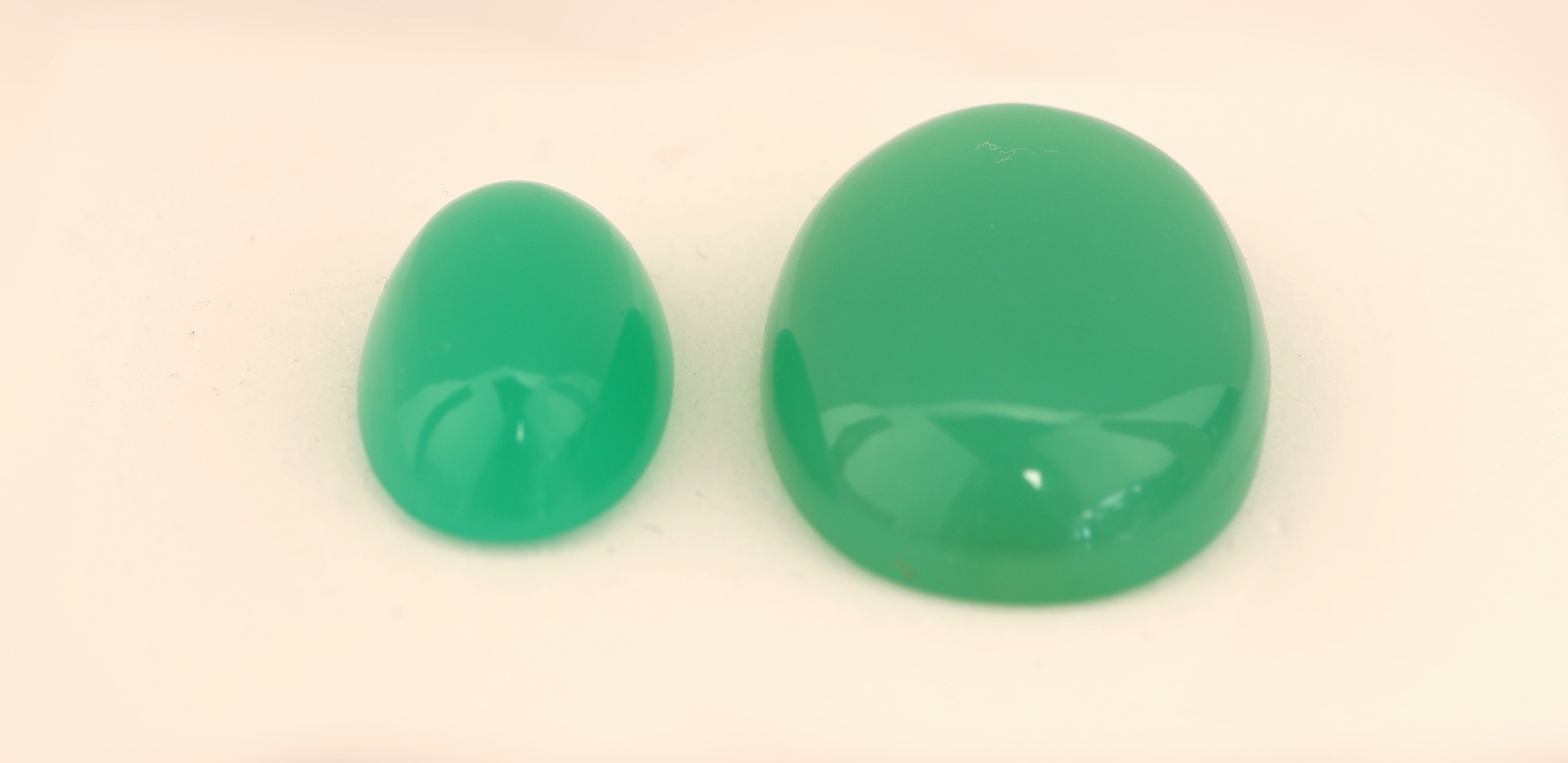 Image 27138241 - Lot 2 Chrysoprase, zus. ca. 73.23 ct, ovale Cabochons, versch. Größen Schätzpreis: ...