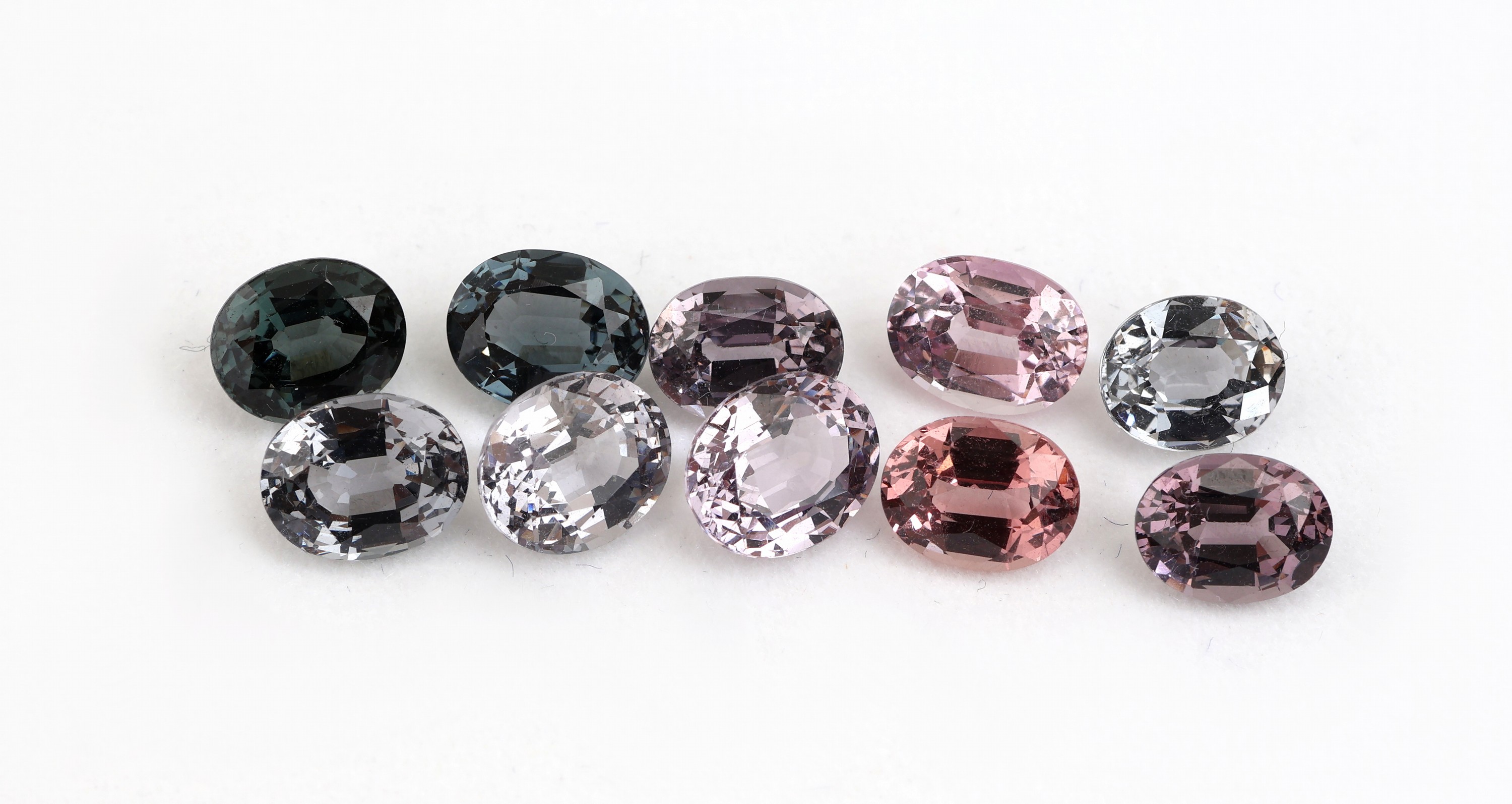 Detail a: Lot 10 lose Spinelle, zus. ca. 13.18 ct, ovalfacett., versch. Farben
