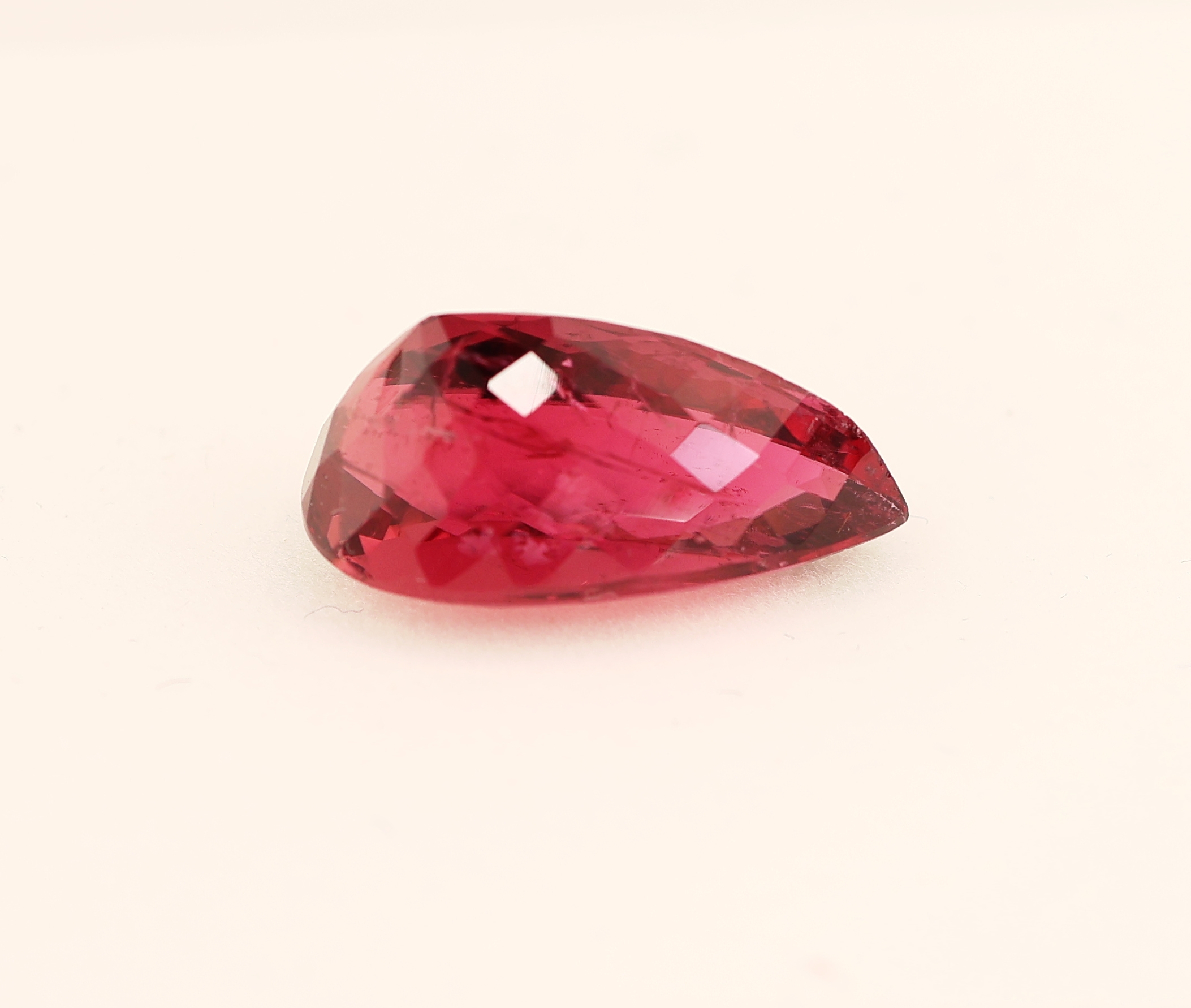 Detail a: Loser Rubellit, ca. 10.46 ct, facett. Tropfen,ca. 18.31 x 10.16 x 8.99 mm, Herkunft Mosambik, Expertise anbei