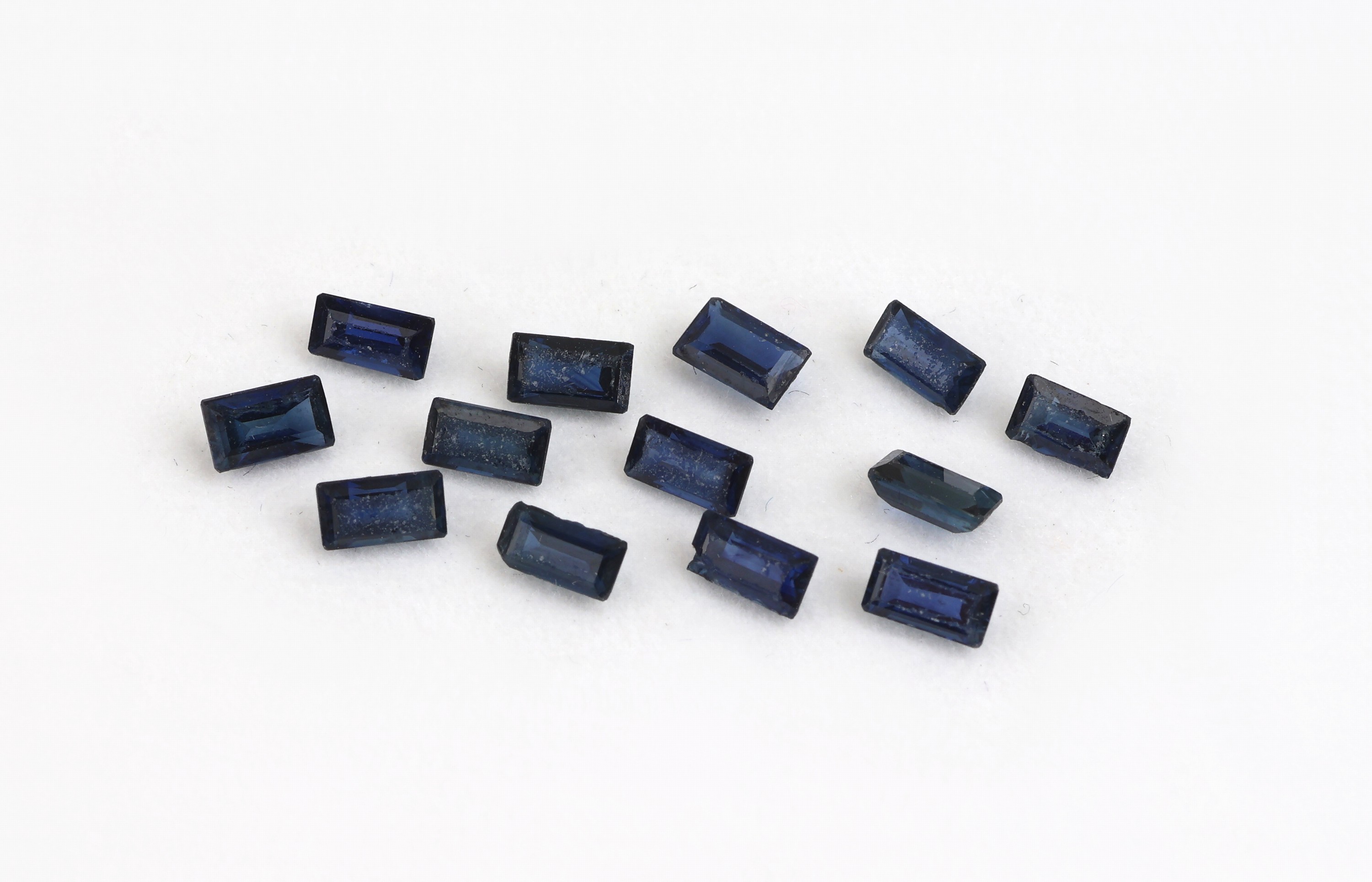 Image 27138247 - Lot 13 lose Saphire, zus. ca. 2.88 ct, Baguettes in versch. Größen, Ausfassware ...