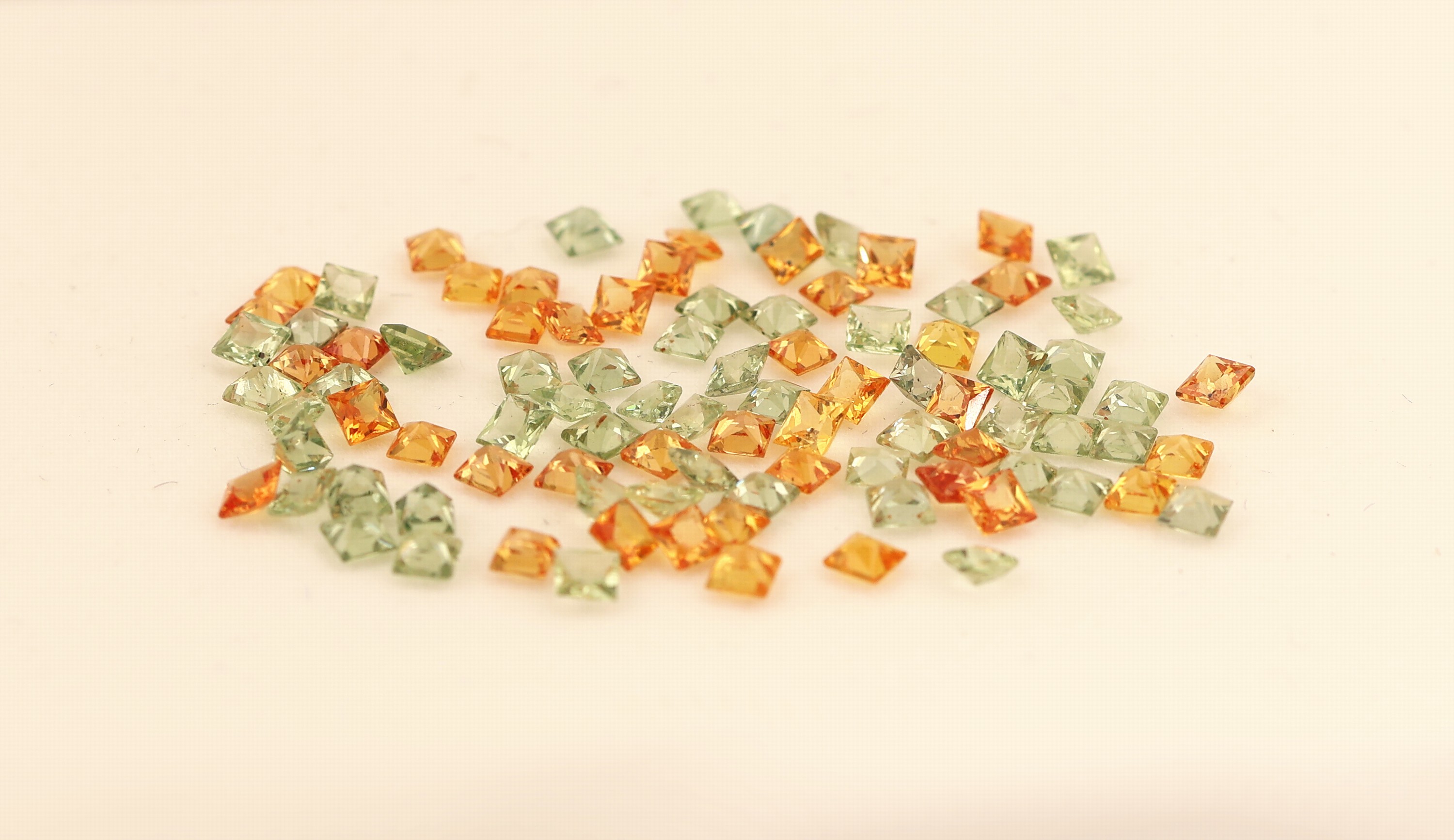 Image 27138250 - Lot lose Saphire, zus. ca. 8.10 ct, Carrees inversch. Farben Schätzpreis: 900, - EUR