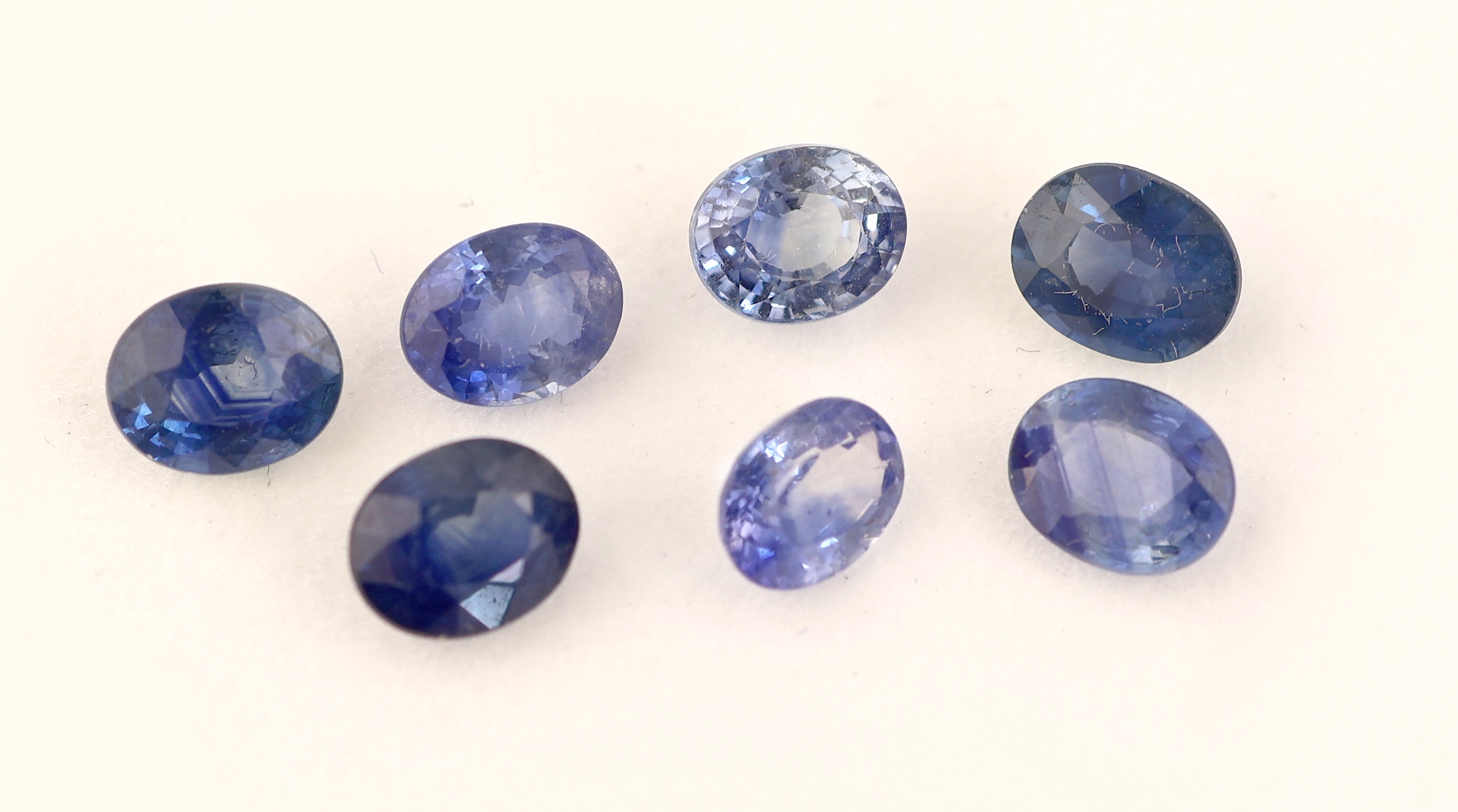 Detail a: Lot 7 lose Saphire, zus. ca. 3.39 ct, ovalfacett., versch. Farbnuancen
