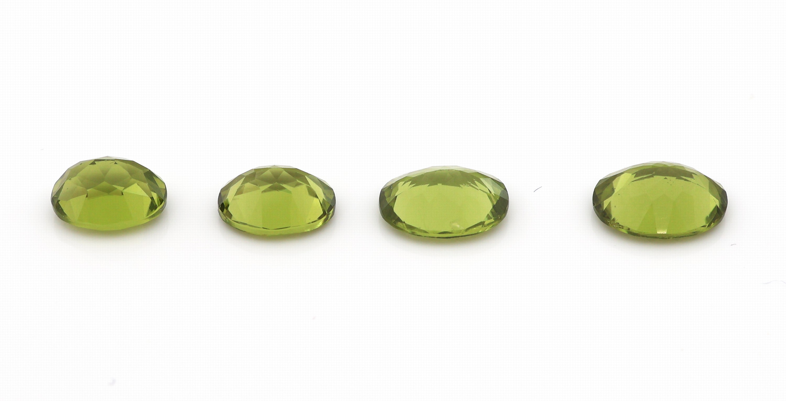 Detail a: Lot 4 lose Peridots, zus. ca. 9.42 ct, ovalfacett.