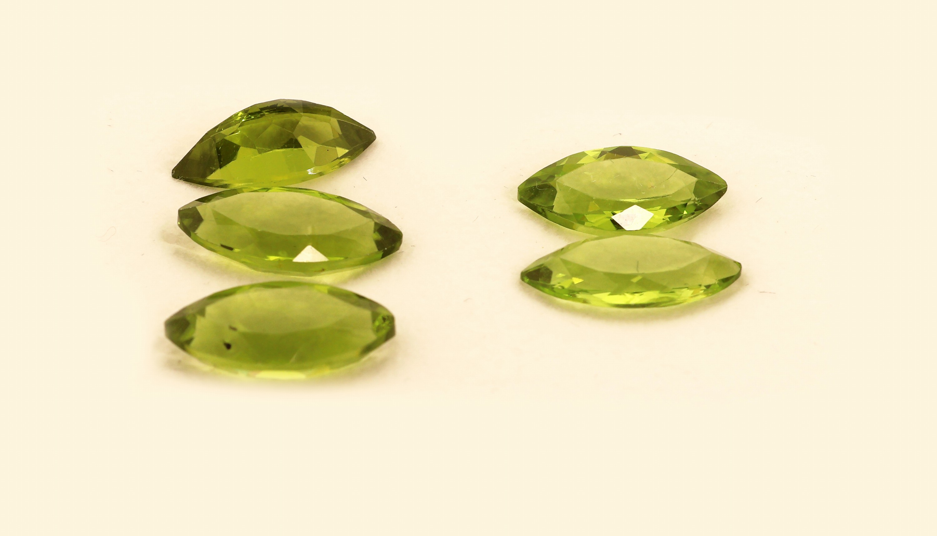 Image 27138253 - Lot 5 lose Peridots, zus. ca. 16.29 ct, Navettes Schätzpreis: 1700, - EUR