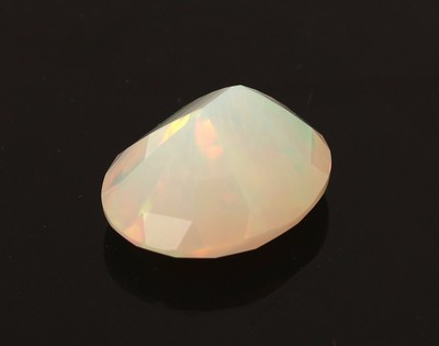 27138239a - Loser Opal, ca. 13.85 ct, ovalfacett., schönesFarbspiel Schätzpreis: 980, - EUR