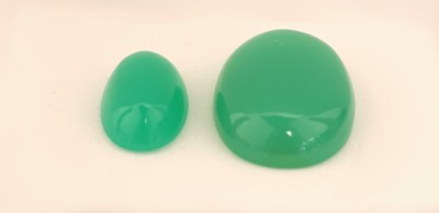 Image Lot 2 Chrysoprase, zus. ca. 73.23 ct, ovale Cabochons, versch. Größen Schätzpreis: ...