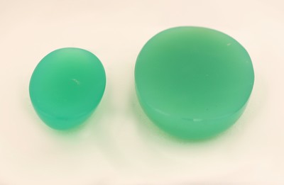 27138241a - Lot 2 Chrysoprase, zus. ca. 73.23 ct, ovale Cabochons, versch. Größen Schätzpreis: ...