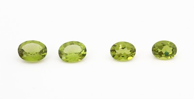 Image Lot 4 lose Peridots, zus. ca. 9.42 ct, ovalfacett. Schätzpreis: 980, - EUR