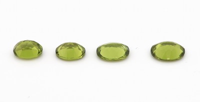 27138252a - Lot 4 lose Peridots, zus. ca. 9.42 ct, ovalfacett. Schätzpreis: 980, - EUR