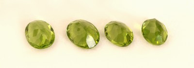 27138252b - Lot 4 lose Peridots, zus. ca. 9.42 ct, ovalfacett. Schätzpreis: 980, - EUR