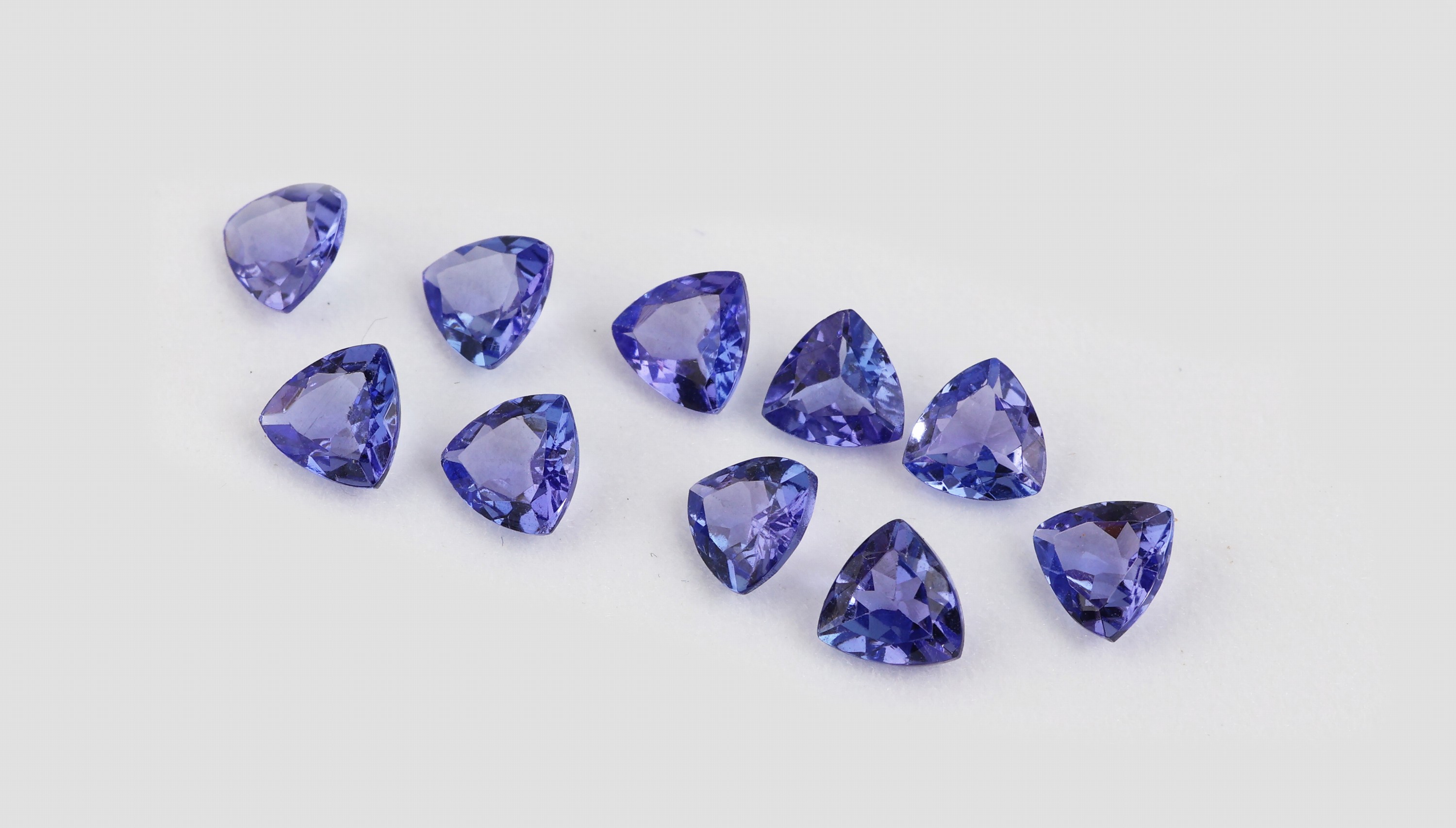 Detail a: Lot 10 lose Tansanite, zus. ca. 4.31 ct, facett. Triangeln