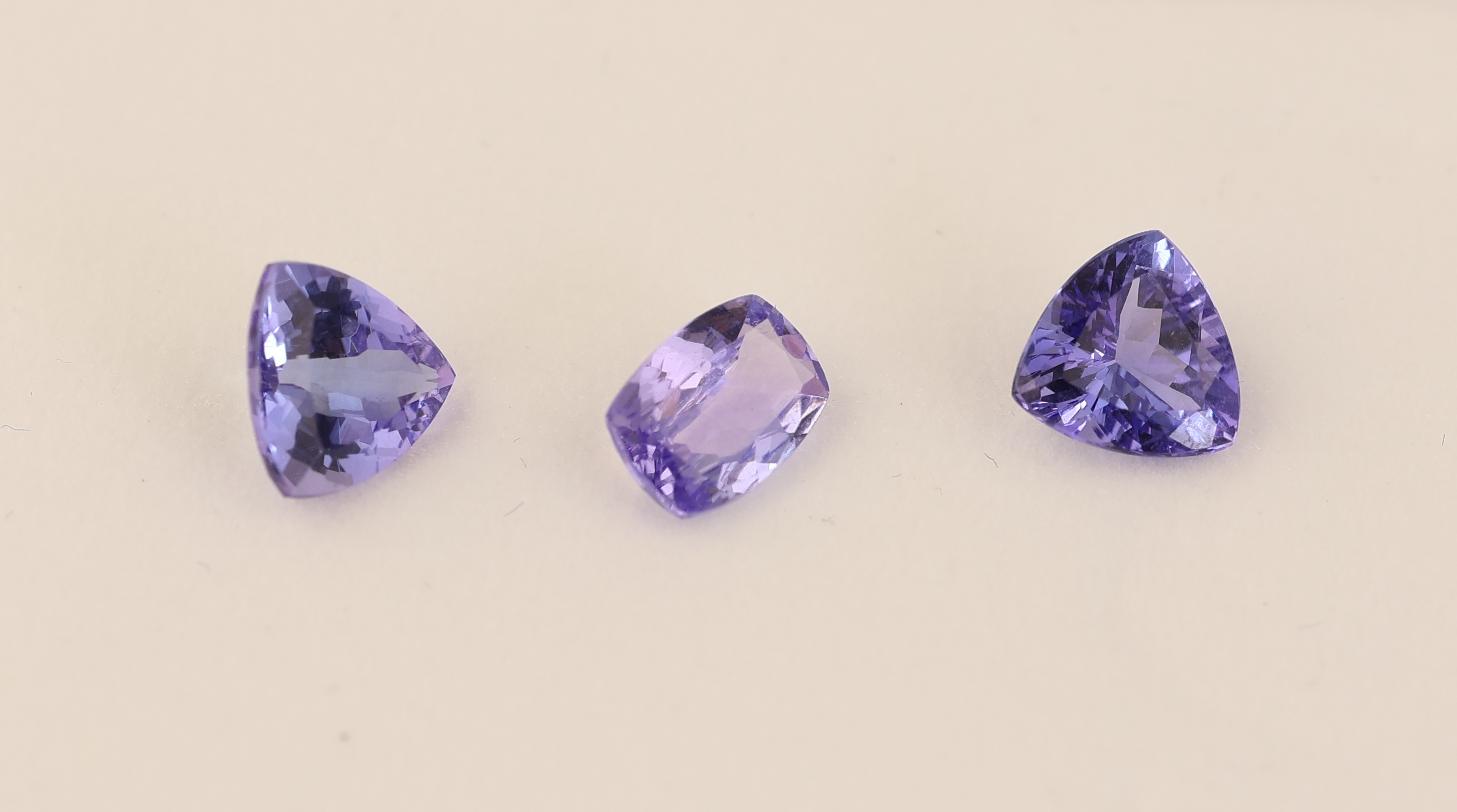Image 27138422 - Lot 3 loose tanzanites , total approx. 3.27 ct, 2 x bevelled triangle, 1 x bevelled ...