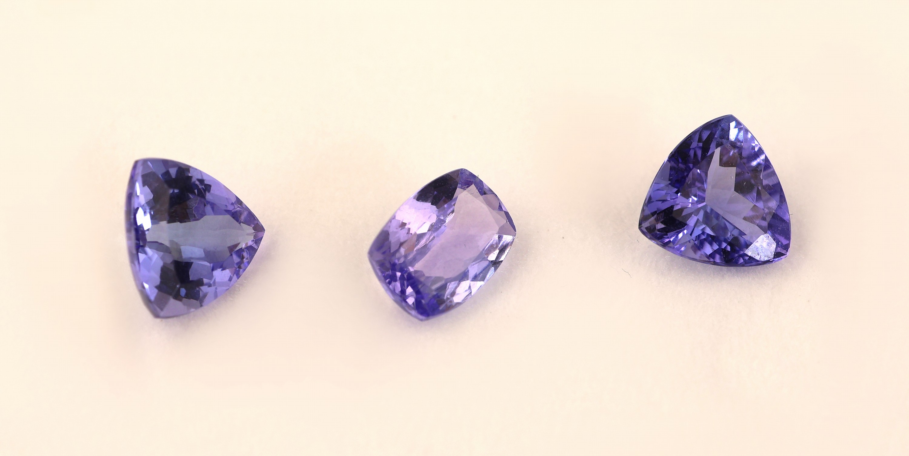 Detail a: Lot 3 lose Tansanite, zus. ca. 3.27 ct, 2 x facett. Triangel, 1 x facett. Kissen
