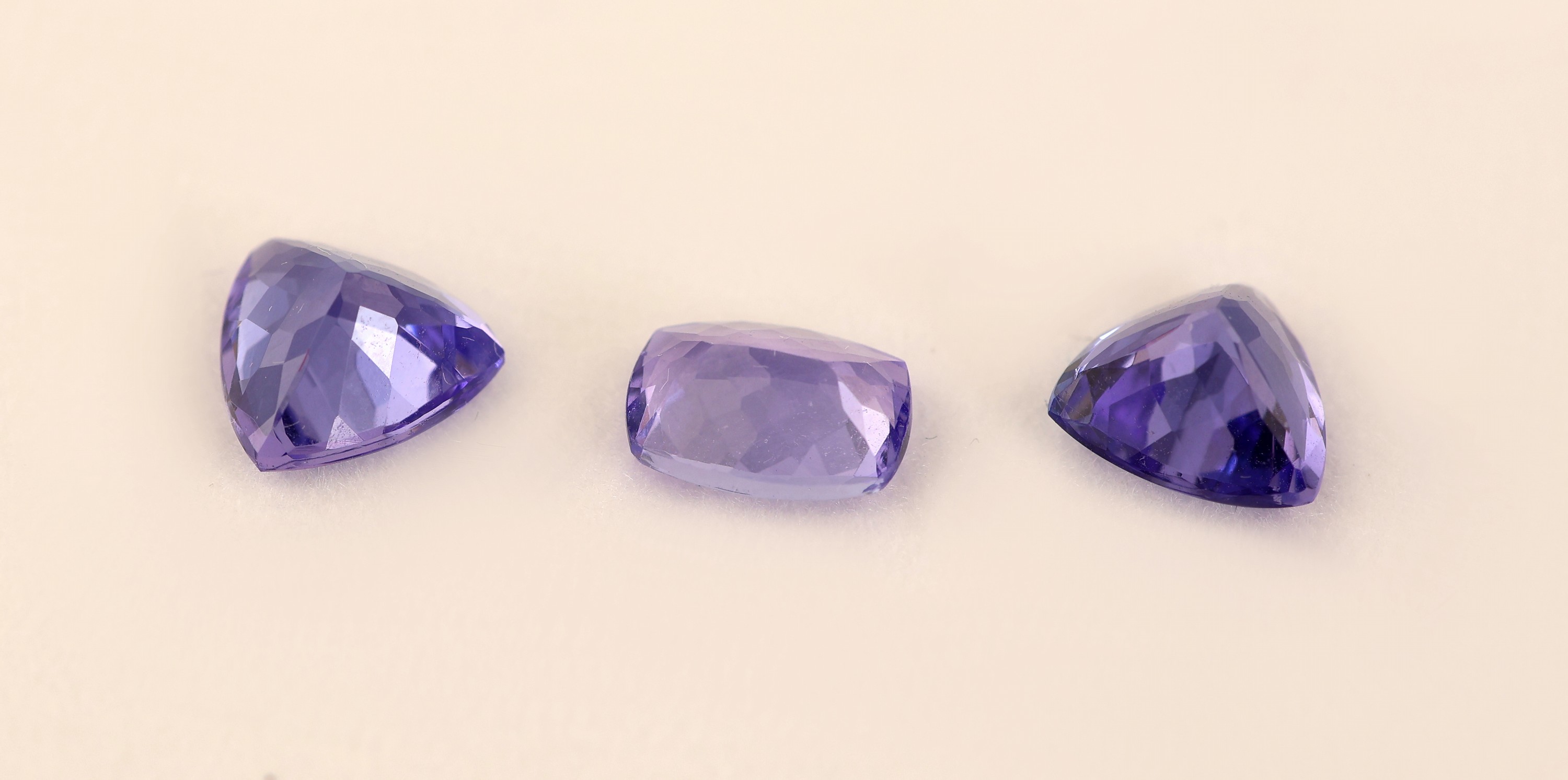 Detail b: Lot 3 lose Tansanite, zus. ca. 3.27 ct, 2 x facett. Triangel, 1 x facett. Kissen