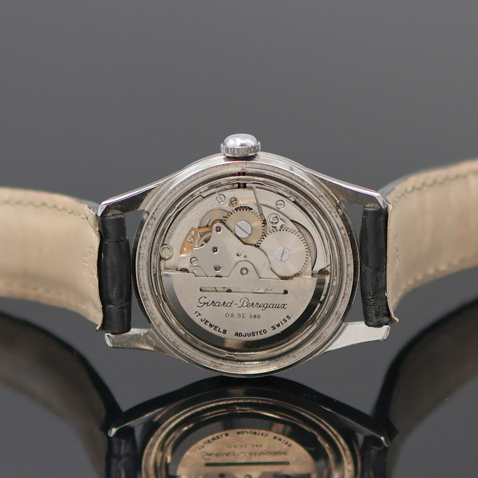 Detail d: GIRARD PERREGAUX Herrenarmbanduhr in Stahl, Schweiz um 1960, Automatik, 3-tlg. Geh., Boden verschr., silb. Zifferbl. fl., silb. Indizes, gebl. ...