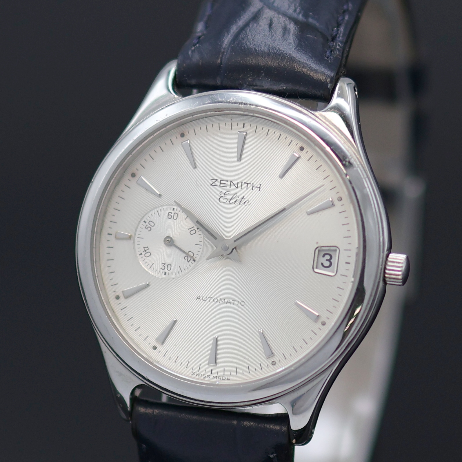Detail a: ZENITH Elite Herrenarmbanduhr in Stahl Referenz 90/02 0040 680, Schweiz um 2000, Automatik, beids. vergl. Geh., Boden u. Glasrand aufgedr., silb. ...