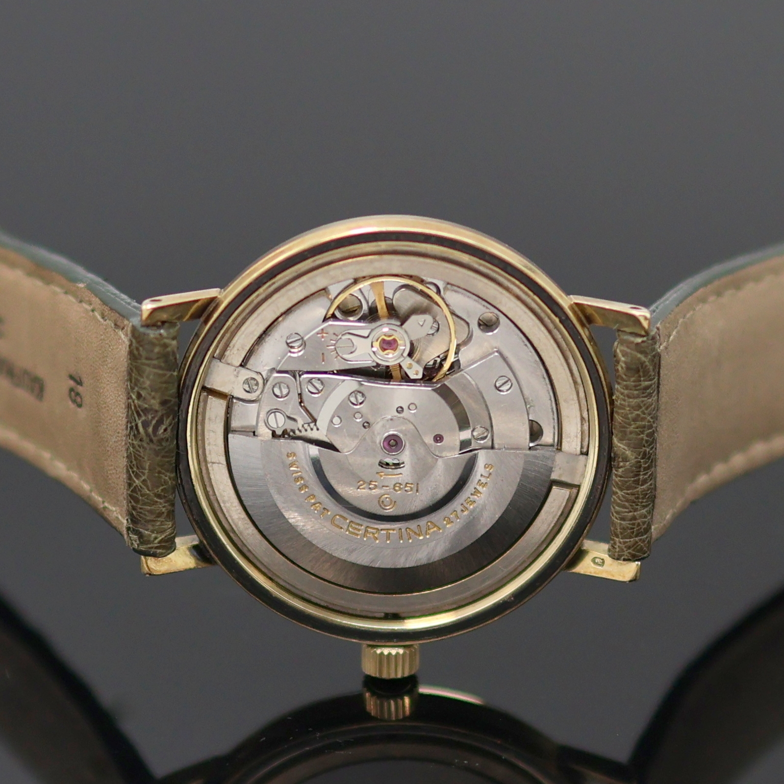 Detail e: CERTINA Blue Ribbon Herrenarmbanduhr in GG 585/000, Schweiz um 1965, Automatik, 2-tlg. Geh., Boden verschr., orig. Krone, silb. Schraffur-Zifferbl. ...