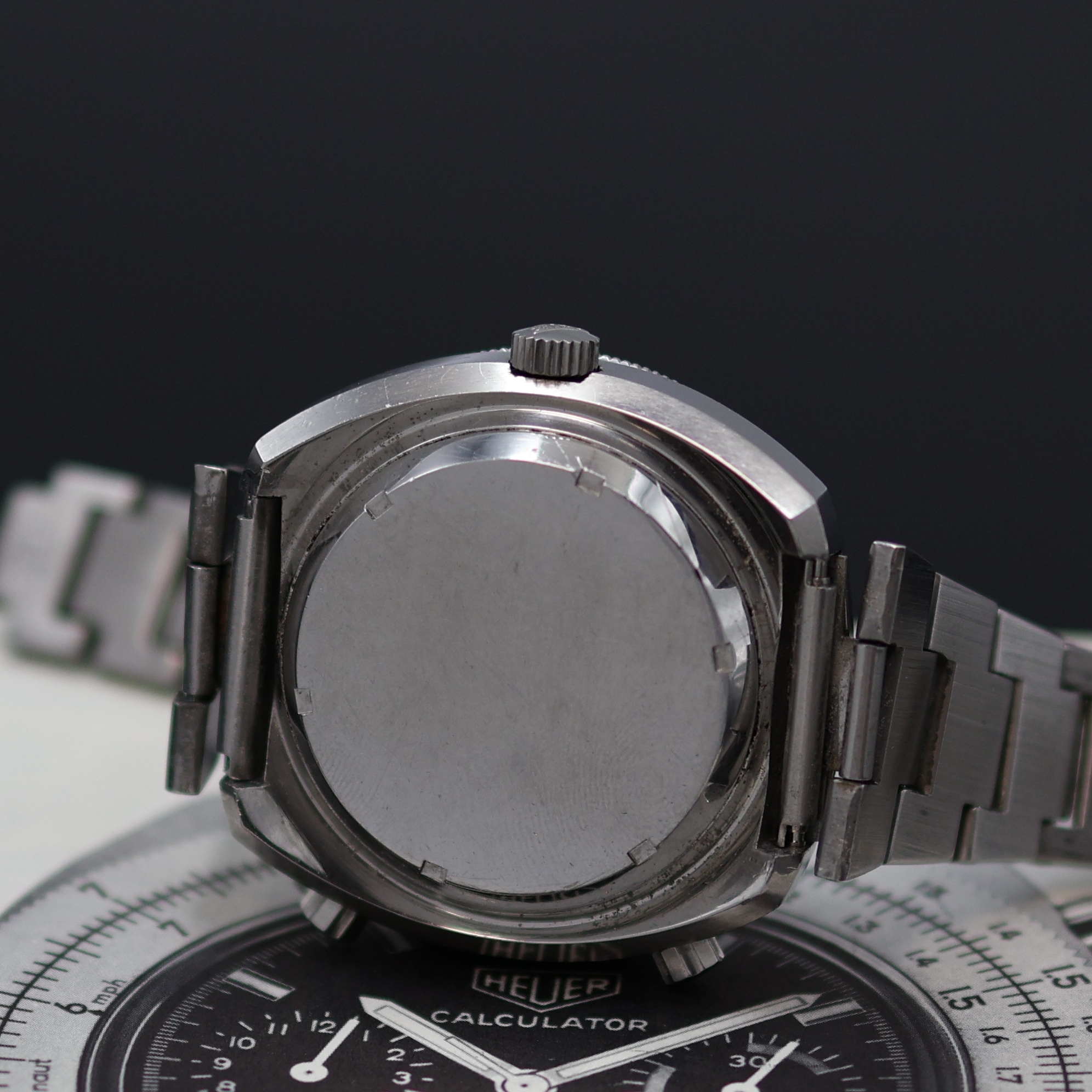Detail e: HEUER Calculator Referenz 110.633 in Stahl an original Stahlband, Schweiz um 1975, Automatik, 2-tlg. Geh., Rechenschieber-Lünetteberieben, Boden ...