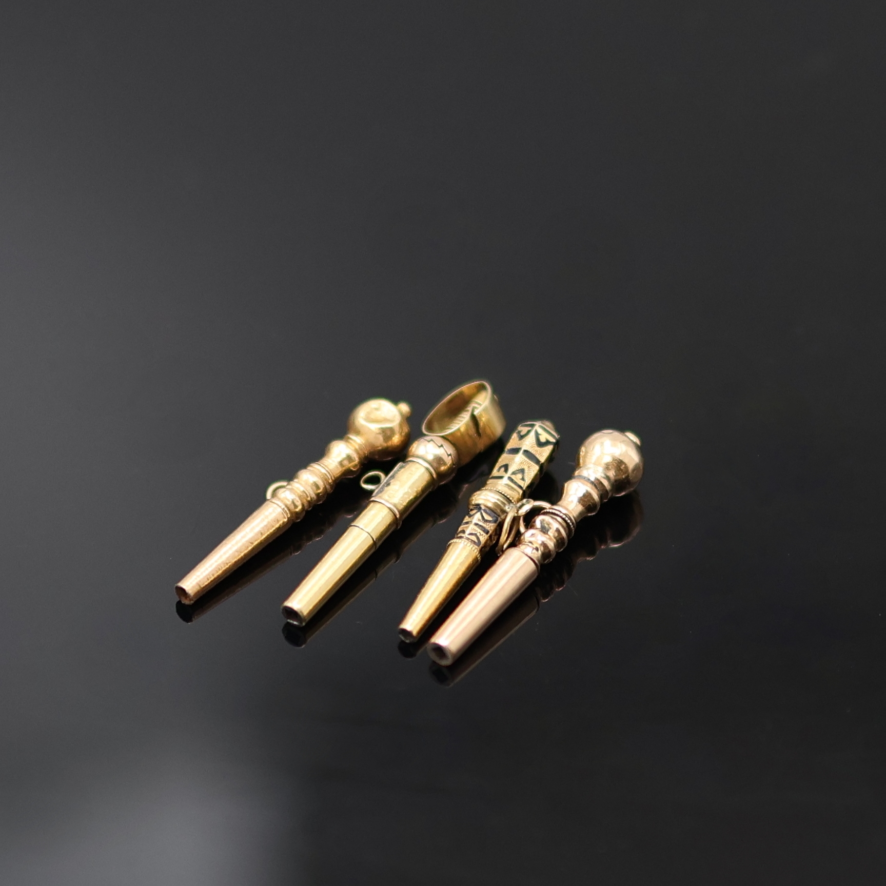 Image 27138498 - 4 Taschenuhrschlüssel in Gold, um 1840, 2 x Rotgold, 2 x Gelbgold, 3 x ...