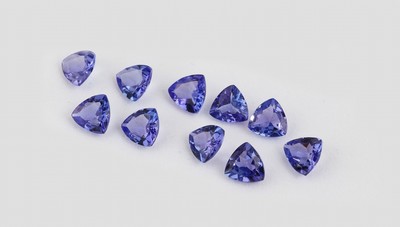 27138421a - Lot 10 lose Tansanite, zus. ca. 4.31 ct, facett. Triangeln Schätzpreis: 2000, - EUR