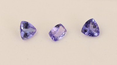 Image Lot 3 lose Tansanite, zus. ca. 3.27 ct, 2 x facett. Triangel, 1 x facett. Kissen ...