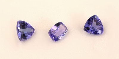 27138422a - Lot 3 loose tanzanites , total approx. 3.27 ct, 2 x bevelled triangle, 1 x bevelled ...