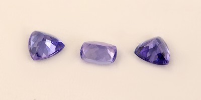 27138422b - Lot 3 loose tanzanites , total approx. 3.27 ct, 2 x bevelled triangle, 1 x bevelled ...