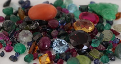 27138425a - Lot div. Farbsteine, zus. ca. 124.91 ct, u.a. Rubine, Saphire, Smaragde, Blautopase ...