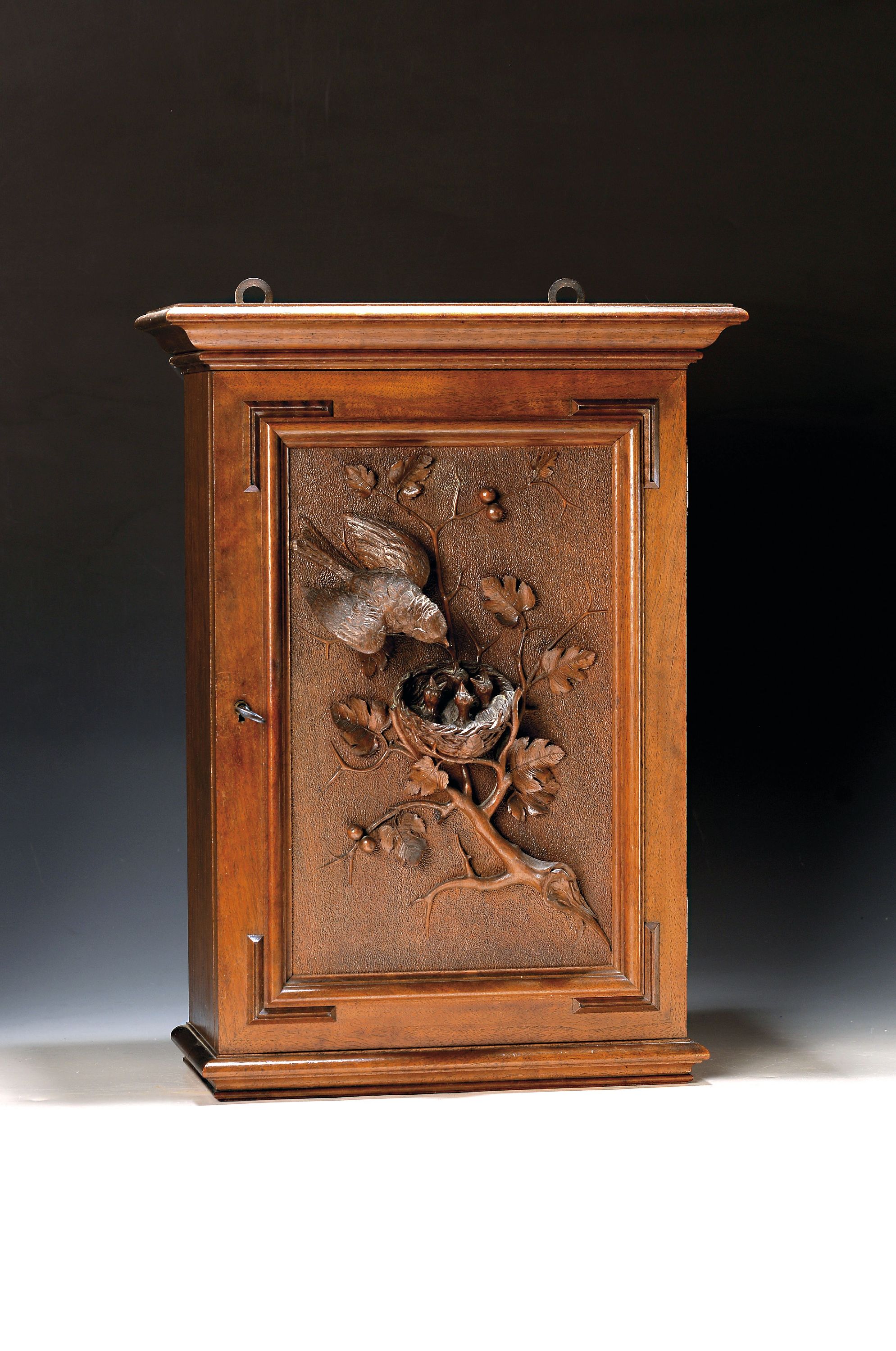 Image 27138532 - Wandschränkchen, deutsch, um 1890-1900, Nußbaum, Türfüllung reich vollplastisch ...