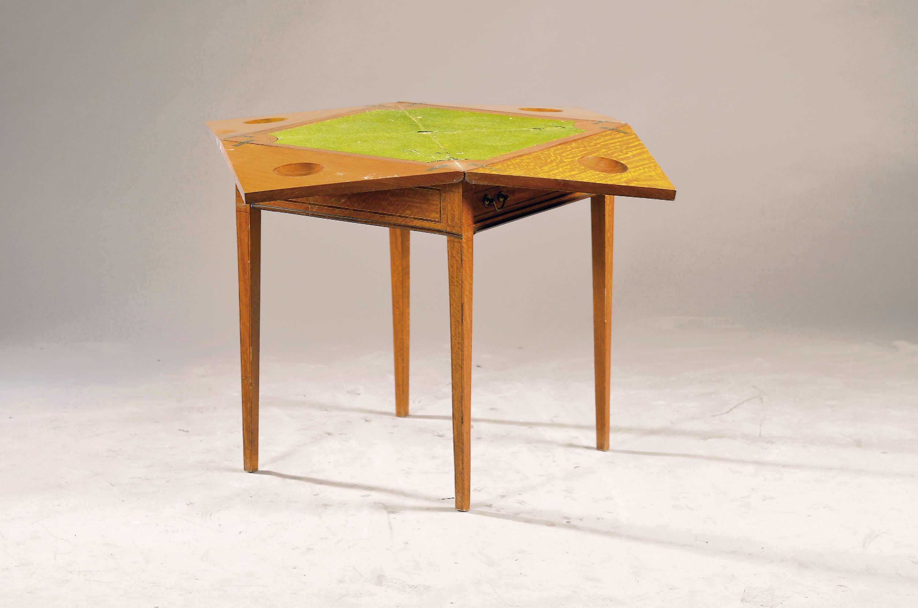 Image 27138543 - Spieltisch, um 1900, im Biedermeierstil, Birkenfurnier, mit quadratischer aufklappbarer ...