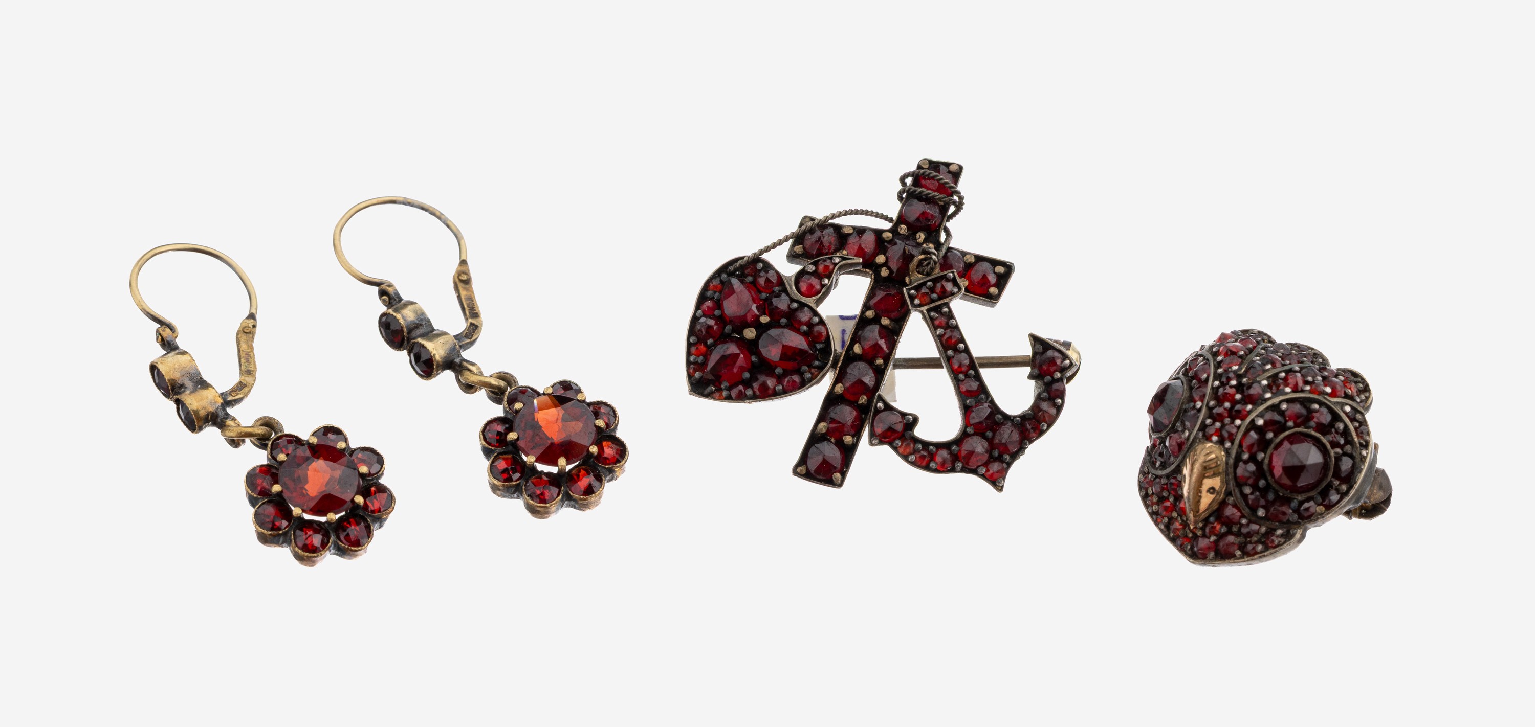 Image 27138559 - Granat-Konvolut, 1 x Brosche mit Anker, Herz und Kreuz, 1 Brosche in Form eines ...