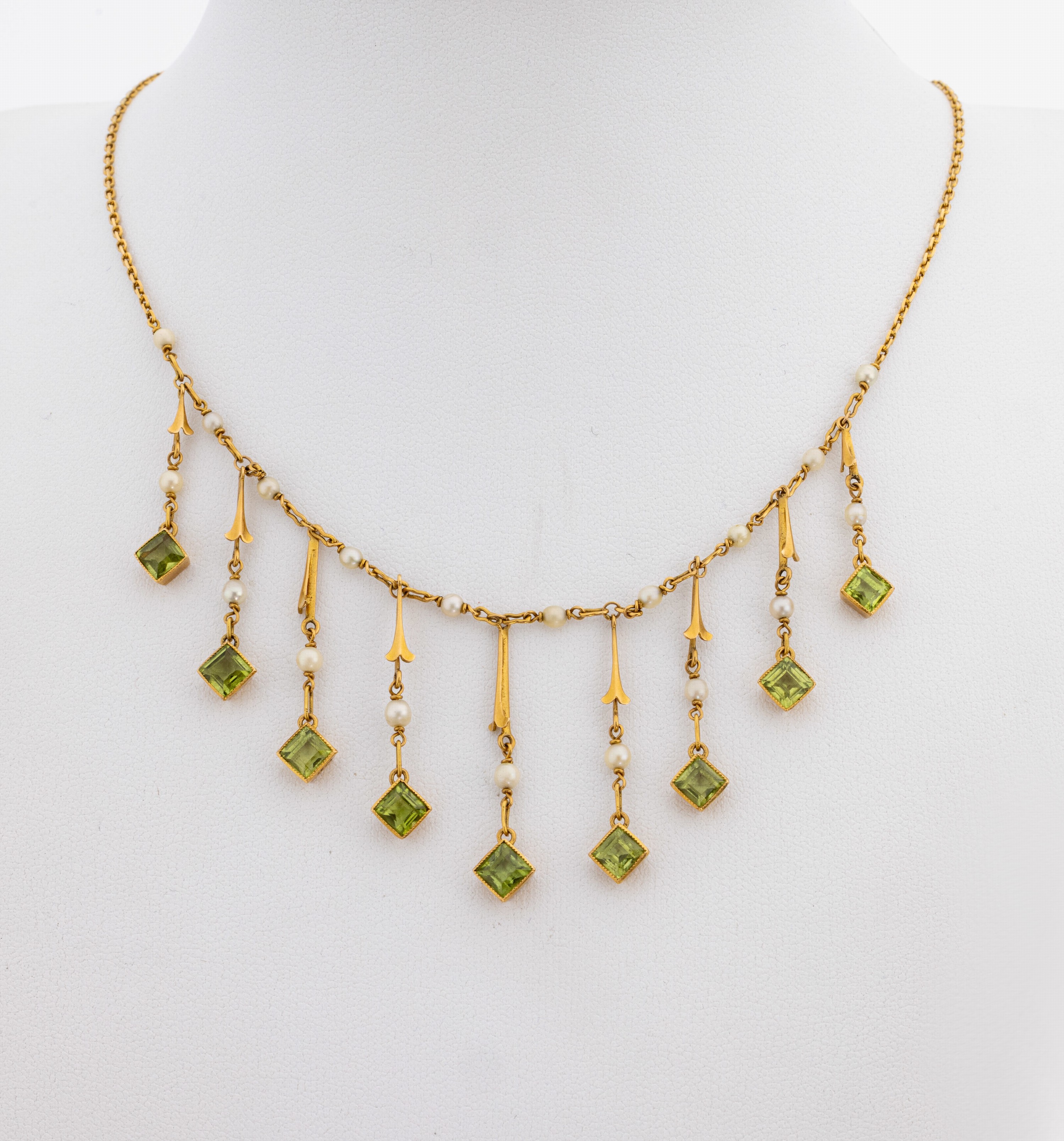 Image 27138577 - 18 kt Gold Peridot-Perl-Collier, um 1910, GG 750/000 gepr., bewegl. Abhängungen, 9 ...