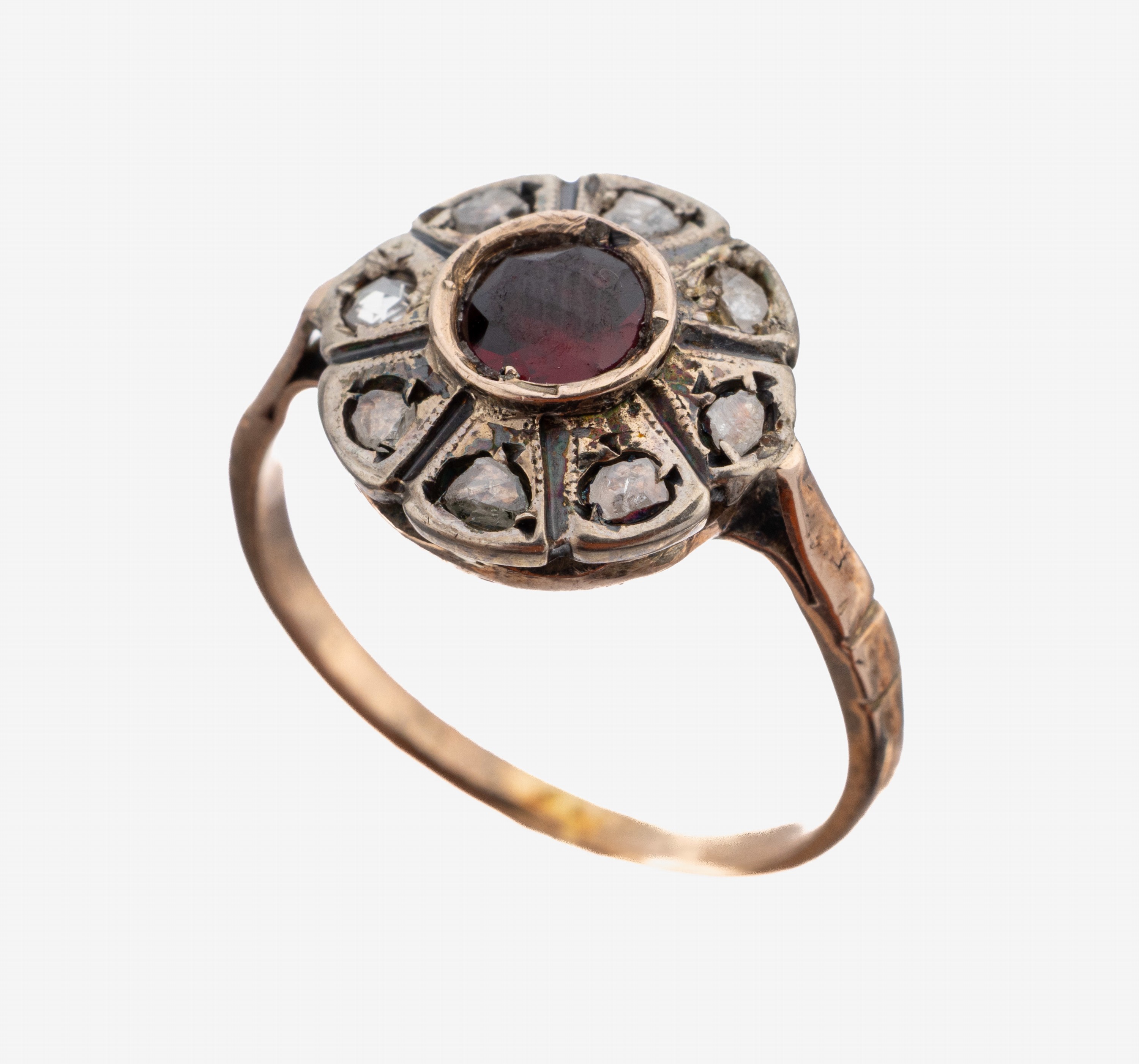 Image 27138580 - 8 kt Gold Granat-Diamant-Ring, um 1920, GG 333/000 gepr., Ringkopf Silber, mittig kl. ...