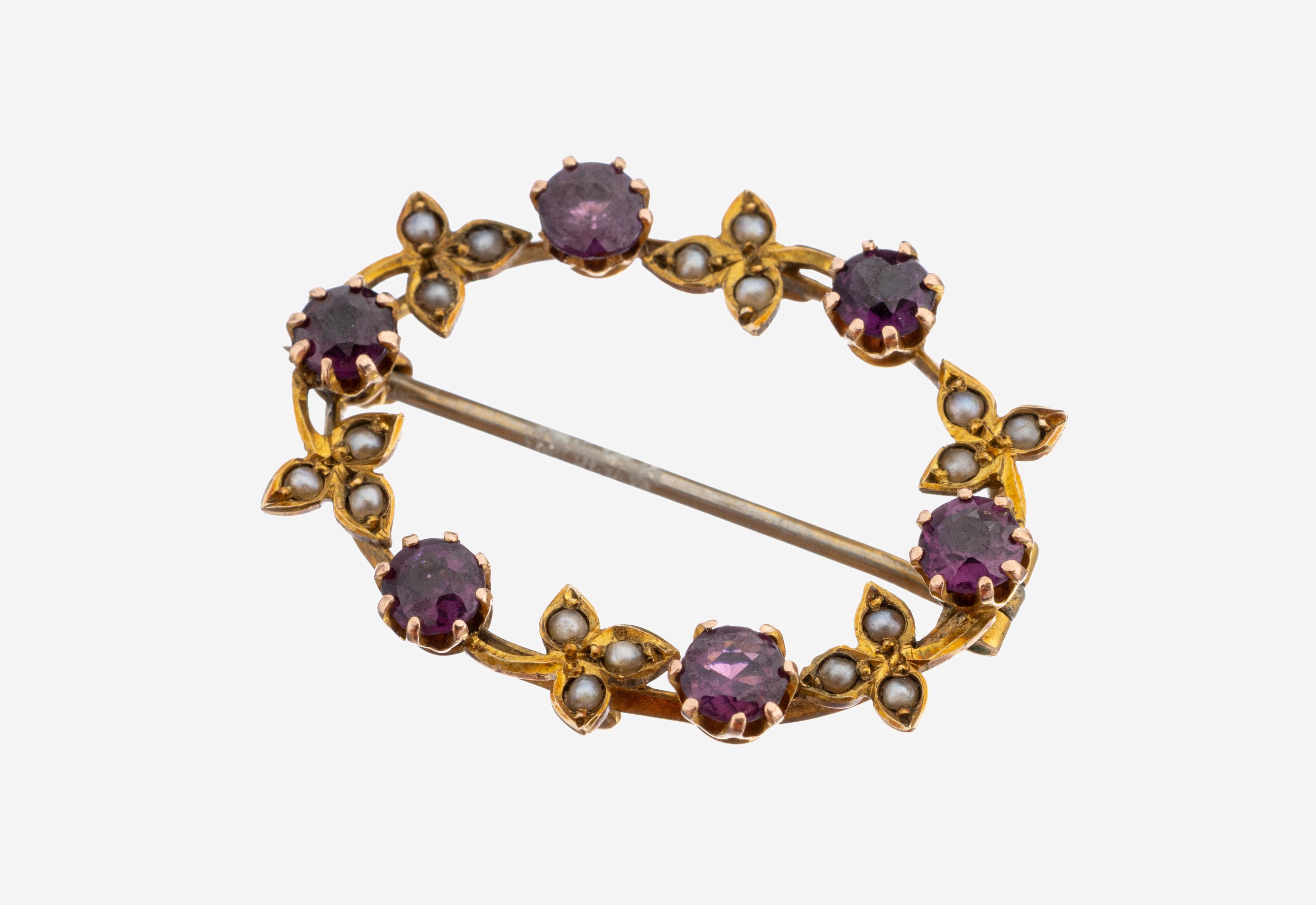 Image 27138582 - 9 kt Gold Amethyst-Perl-Brosche, um 1900, GG 375/000, ovaler Kranz, kl. rundfacett. ...
