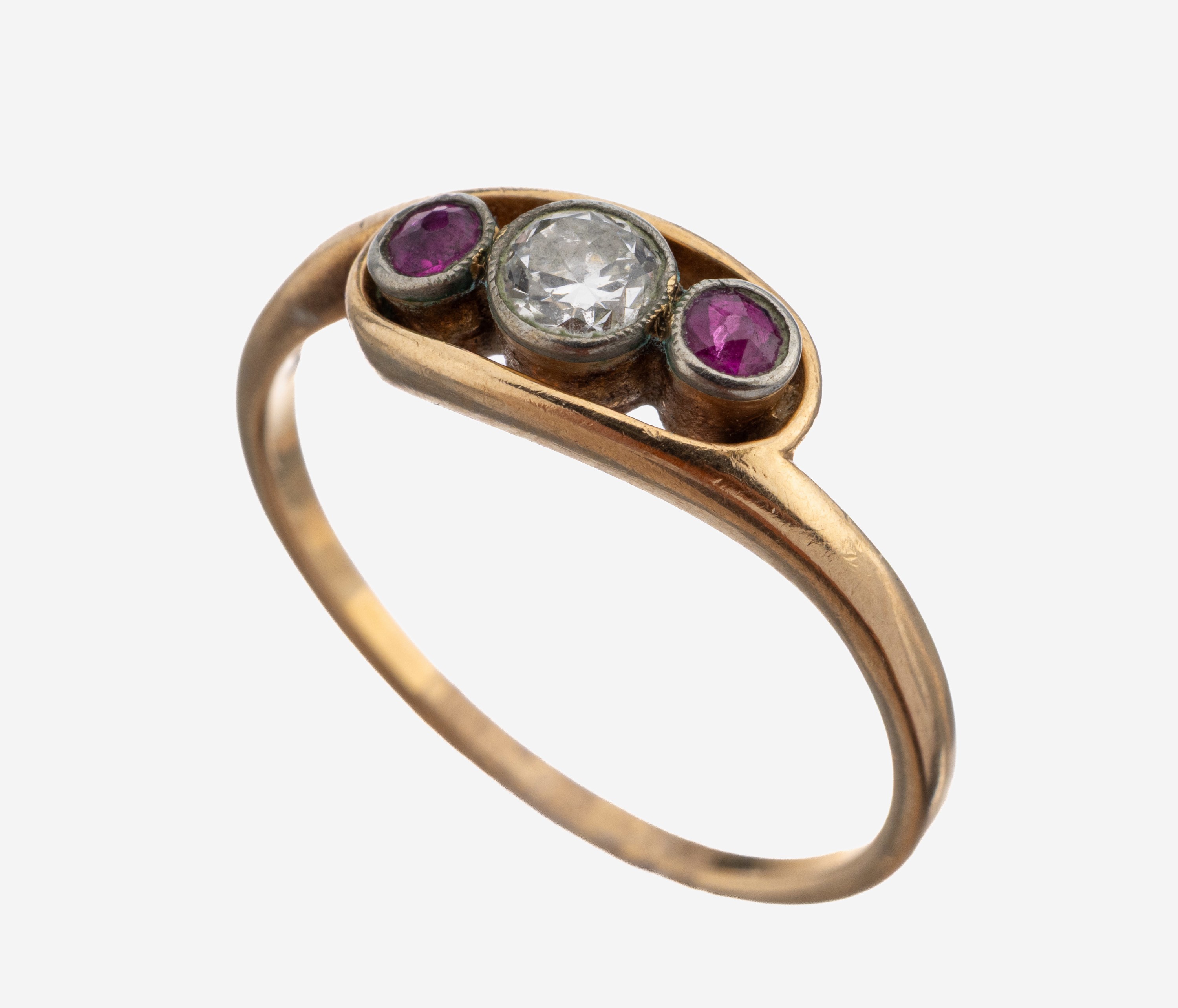 Image 27138583 - 14 kt Gold Diamant-Rubin-Ring, um 1920, GG/WG 585/000, mittig Brillant ca. 0.15 ct ...