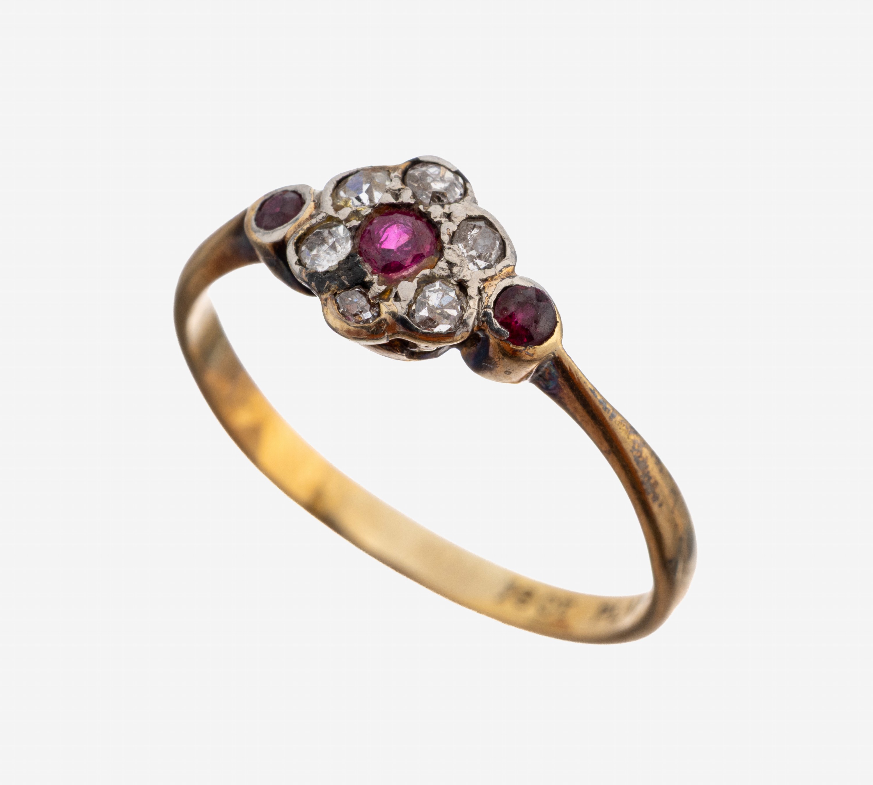 Image 27138591 - 18 kt Gold Rubin-Diamant-Ring, um 1920, GG 750/000, 3 kl. rundfacett. Rubine, 6 kl. ...