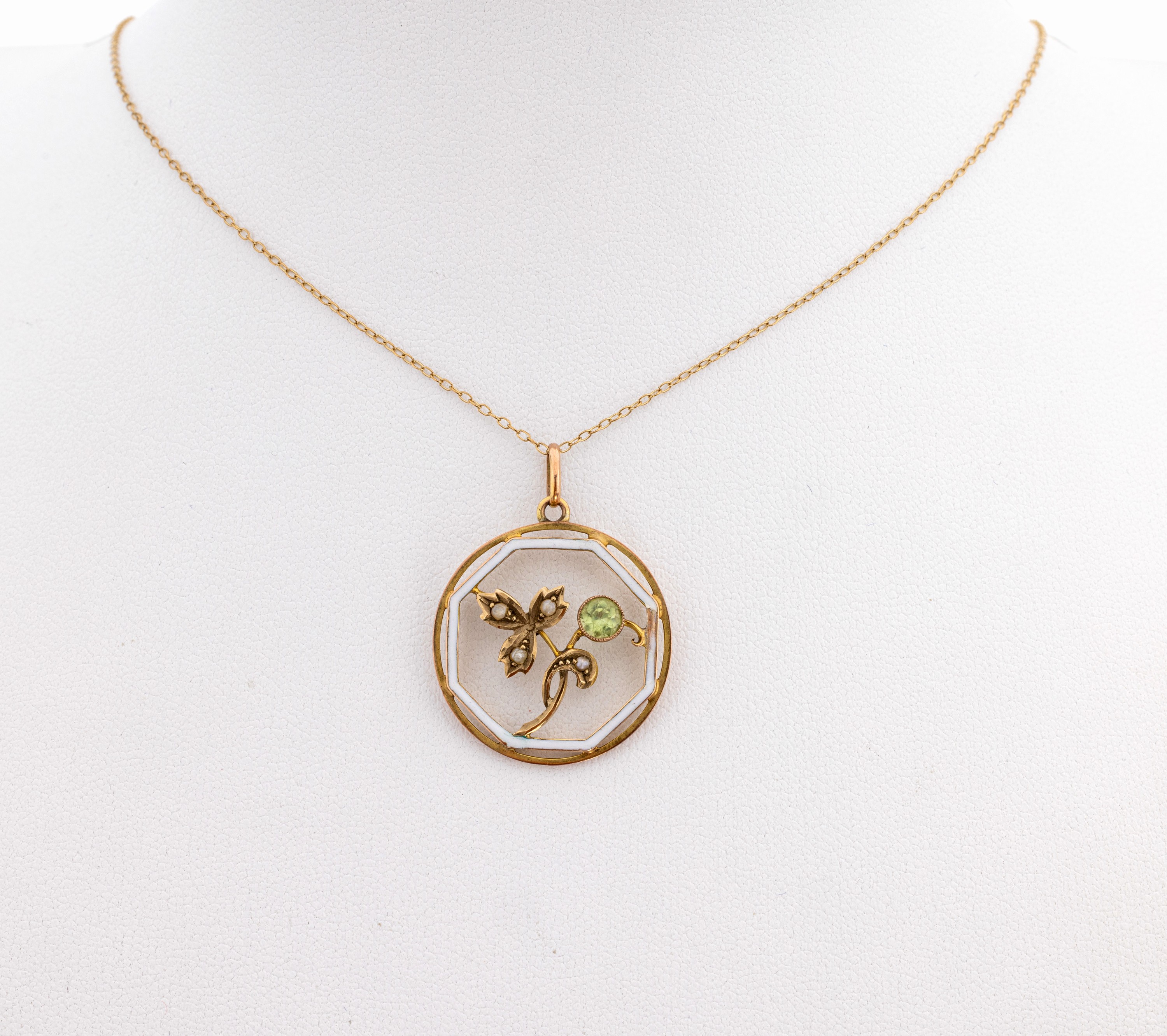 Image 27138596 - 8 kt Gold Peridot-Perl-Anhänger, um 1910, GG 333/000 gepr., rund, mittig floral mit ...