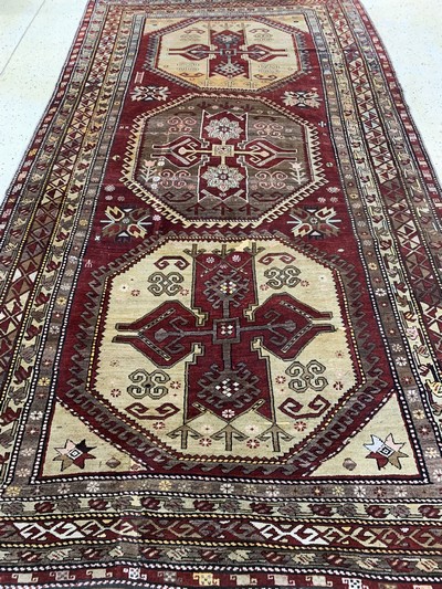 27138558g - Kazak antik, Türkei, um 1900, Wolle auf Wolle, ca. 370 x 200 cm, EHZ: 3(restauriert) ...