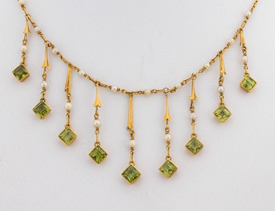 27138577a - 18 kt Gold Peridot-Perl-Collier, um 1910, GG 750/000 gepr., bewegl. Abhängungen, 9 ...