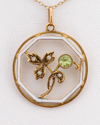 27138596a - 8 kt Gold Peridot-Perl-Anhänger, um 1910, GG 333/000 gepr., rund, mittig floral mit ...