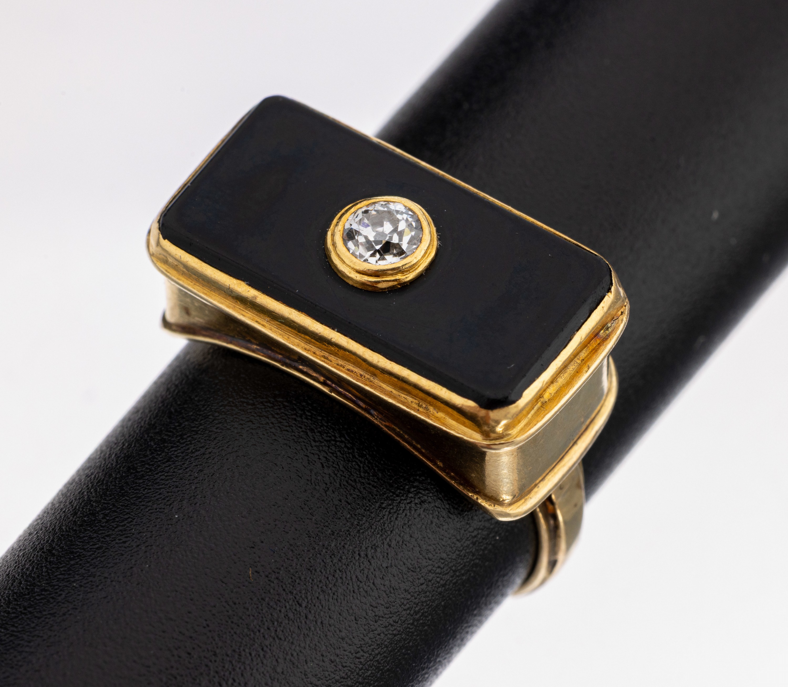Image 27138613 - 14 kt Gold Onyx-Diamant-Ring, 1930er Jahre, GG 585/000, Onyxplatte, mittig ...