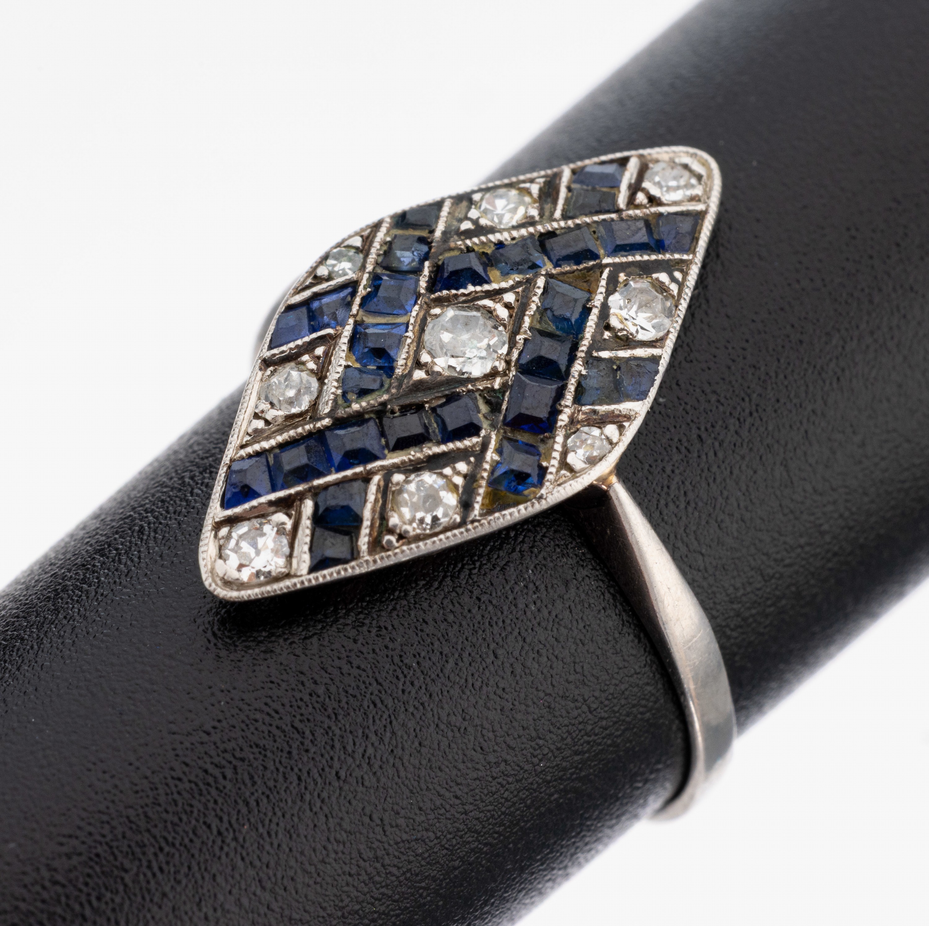 Image 27138620 - Platin Diamant-Saphir-Ring, 1930er Jahre, Pt gepr., sogn. Schiffchenring, 25 Saphir ...