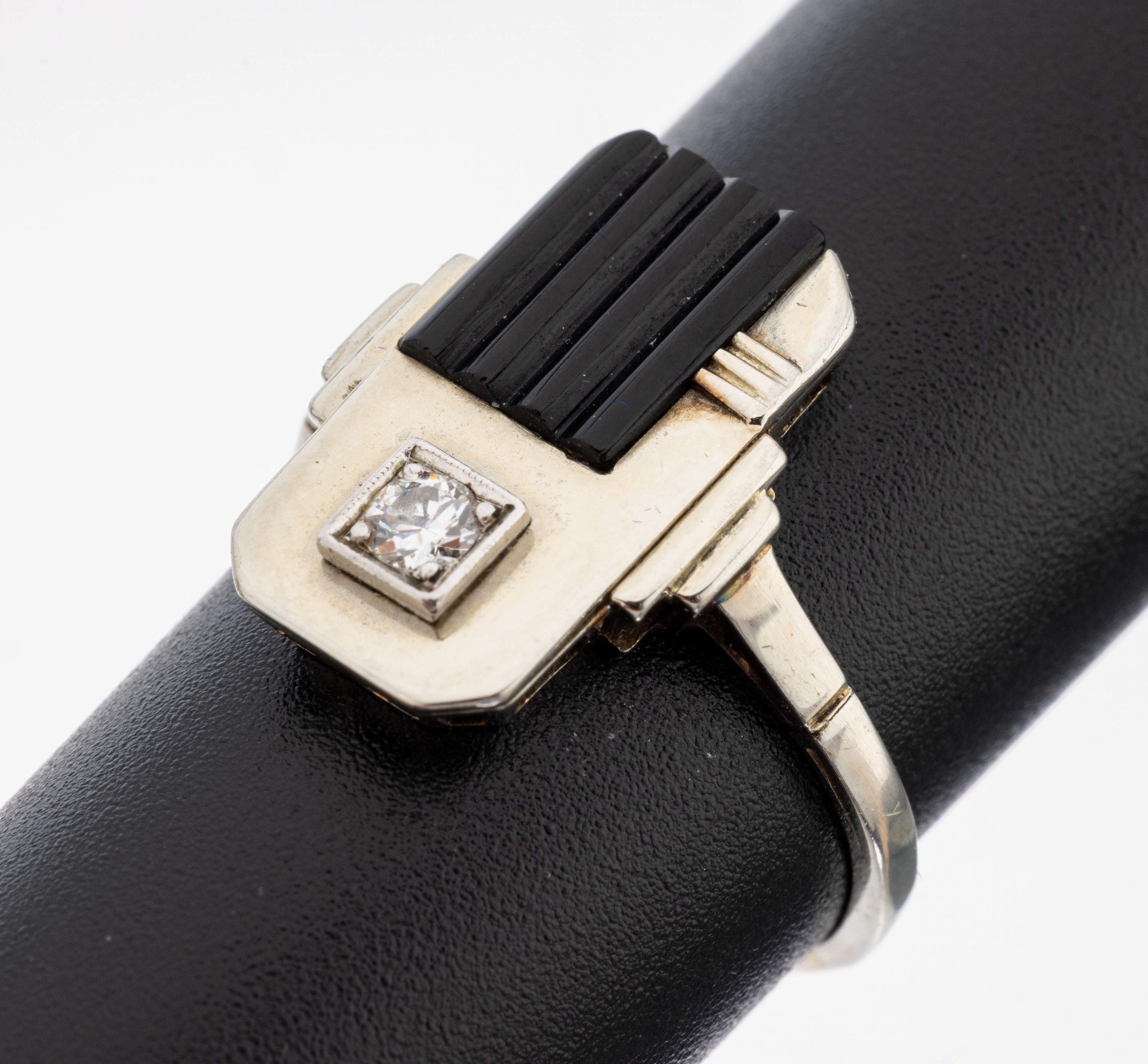 Image 27138621 - 18 kt Gold Art Deco Onyx-Brillant-Ring, WG 750/000, geriefte Onyx-Einlage, Brillant ca. ...