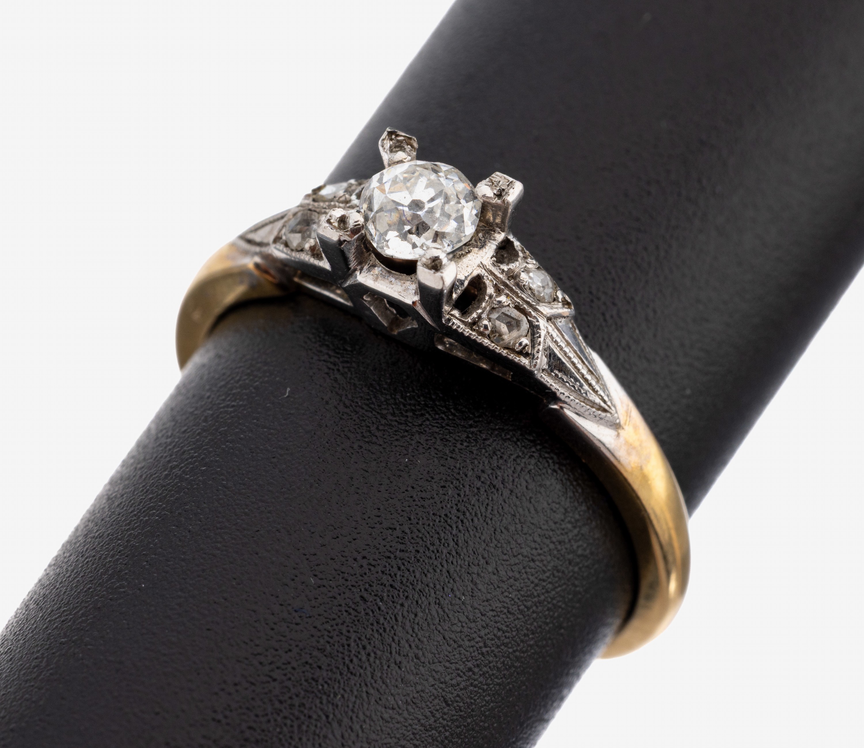 Image 27138625 - 18 kt Gold Diamant-Ring, GG 750/000, Ringkopf Platin, 1 Altschliffdiamant und 4 ...