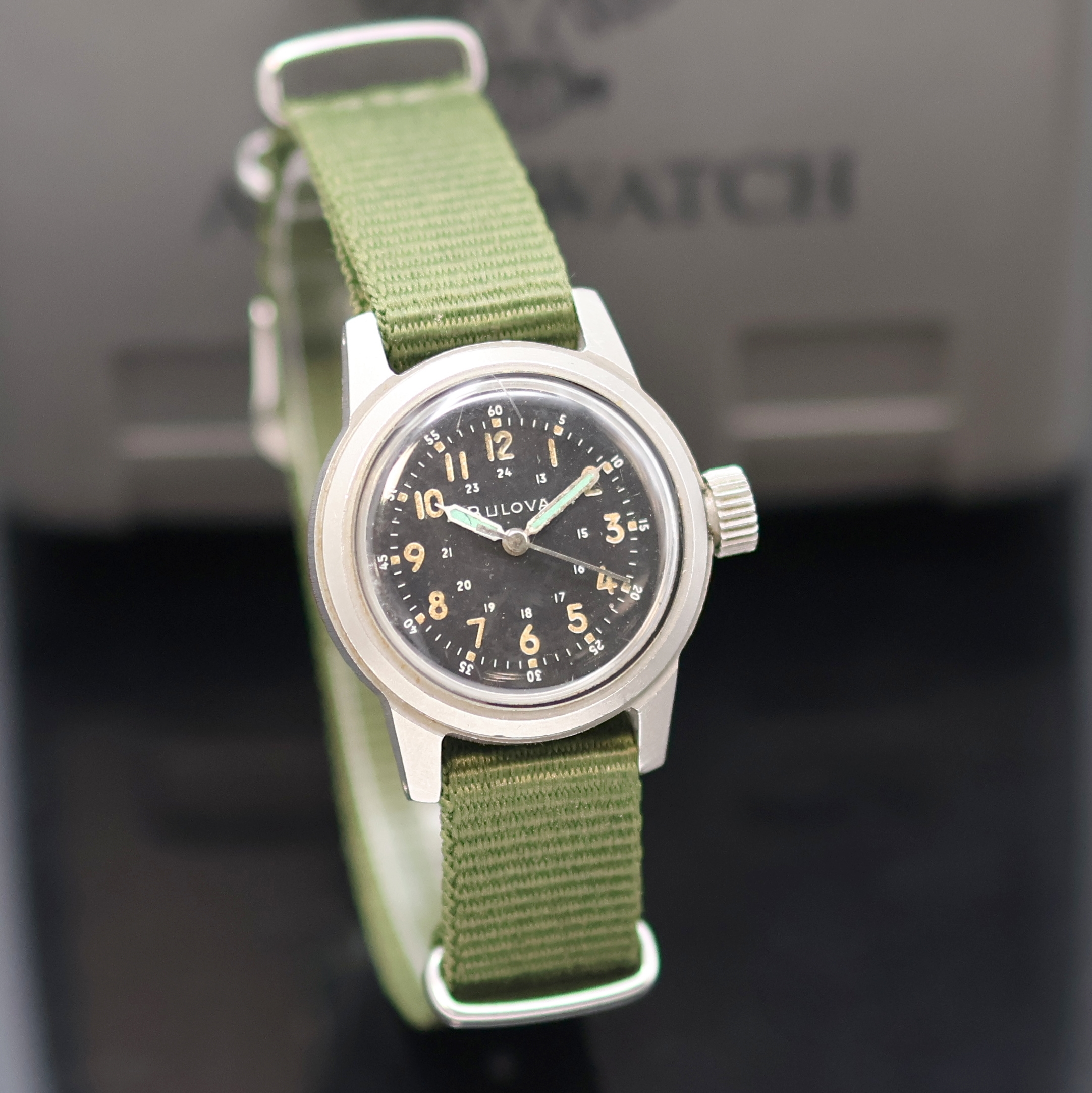 Detail b: BULOVA Militär Armbanduhr Type A17A der USA in Stahl, USA um 1959, Handaufzug, mattiertes Geh., verschr. Boden m. Militärgravur, große orig. ...