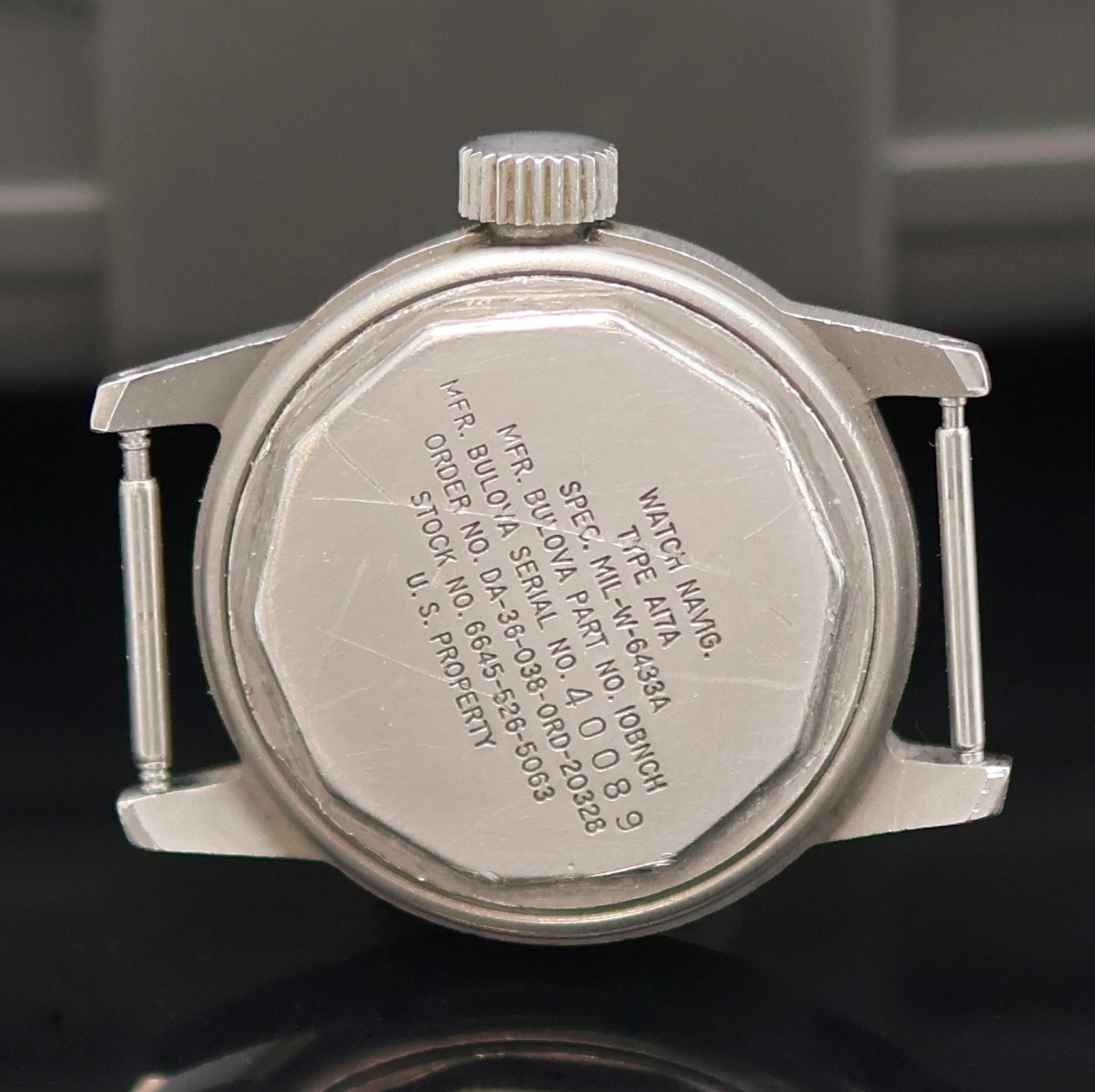 Detail d: BULOVA Militär Armbanduhr Type A17A der USA in Stahl, USA um 1959, Handaufzug, mattiertes Geh., verschr. Boden m. Militärgravur, große orig. ...