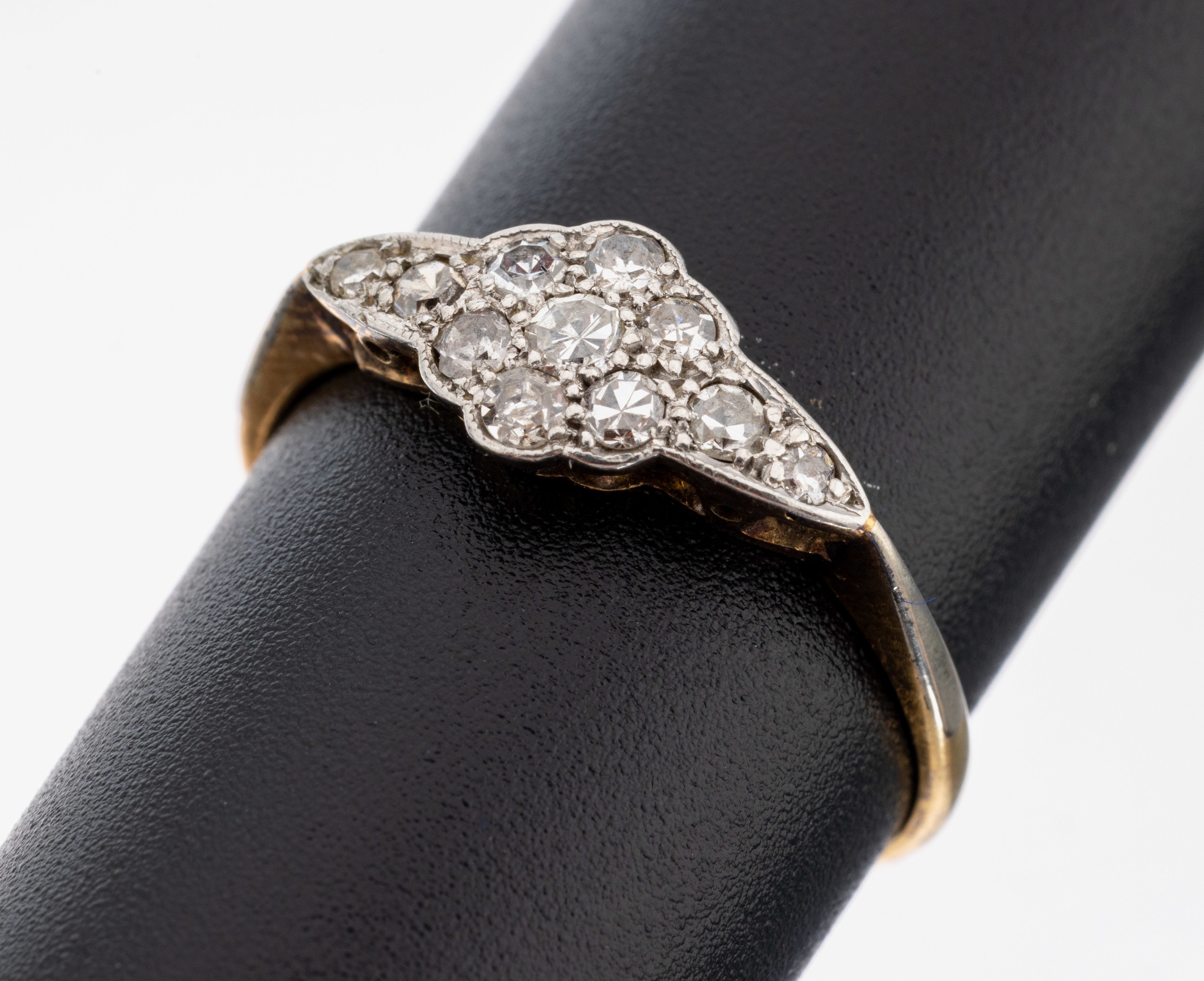 Image 27138633 - 18 kt Gold Diamant-Ring, um 1920-30, GG 750/000, Ringkopf Platin, 11 8/8-Diamanten zus. ...