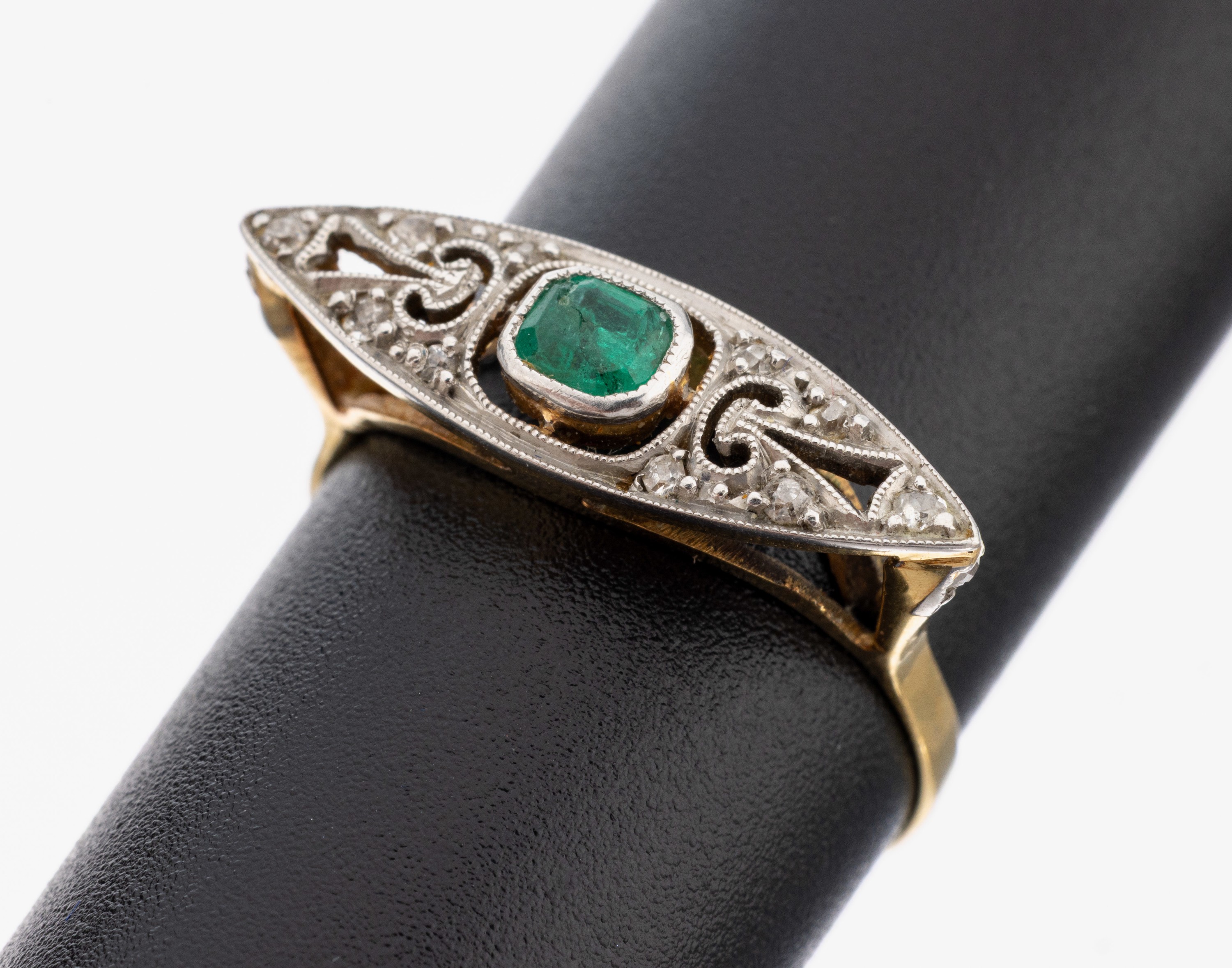 Image 27138636 - 18 kt Gold Art Deco Smaragd-Diamant-Ring, um 1925-30, GG 750/000 gepr., navettförm. ...
