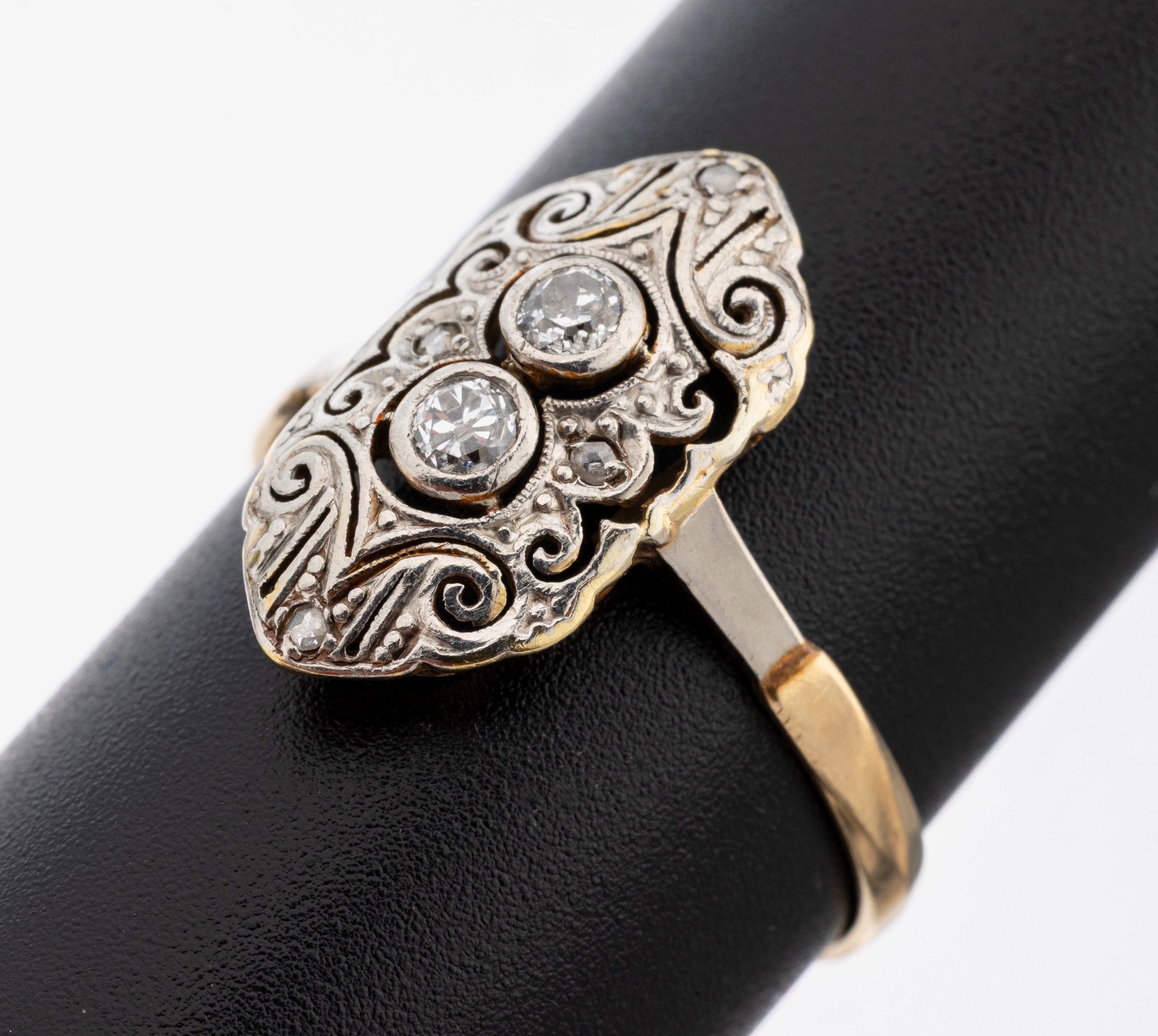 Image 27138637 - 14 kt Gold Diamant-Ring, um 1910, GG 585/000, Ringkopf durchbrochen, schauseitig ...